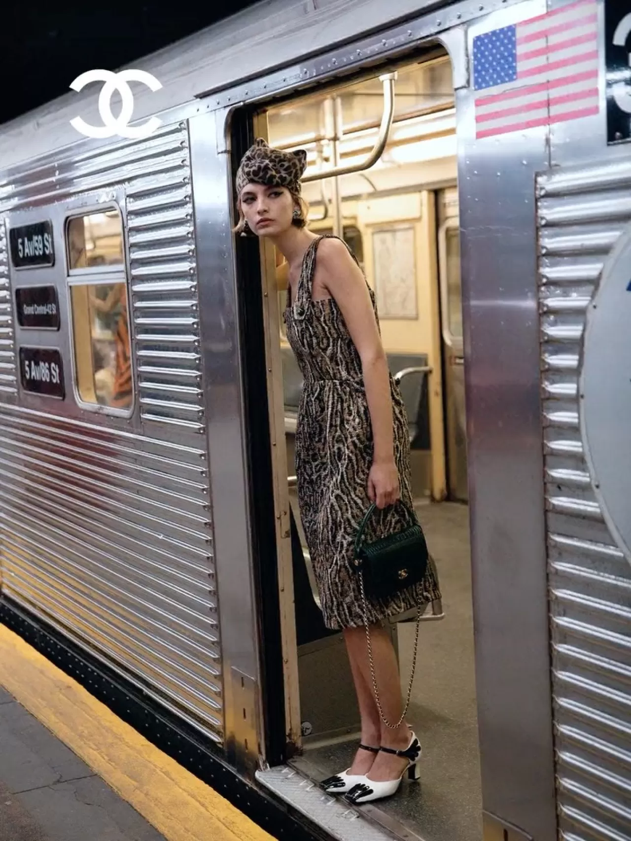 Chanel, 2026 Métiers d'Art Koleksiyonu'nu DC Comics İş Birliğiyle Metro Platformunda Tanıttı