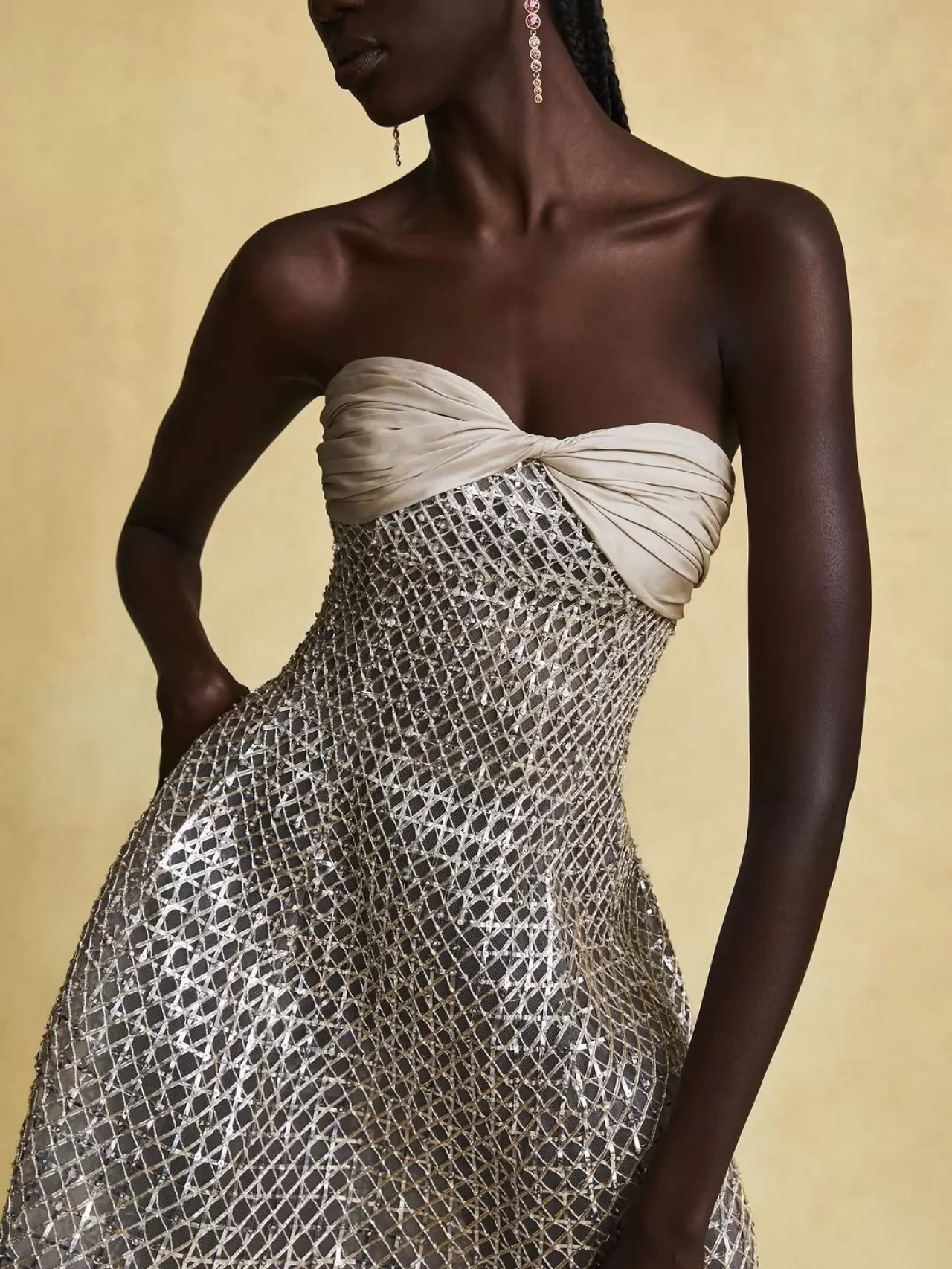 Oscar de la Renta'nın 2026 İlkbahar Koleksiyonu: Geometrik Dokunuşlar ve Işıltılı Detaylar