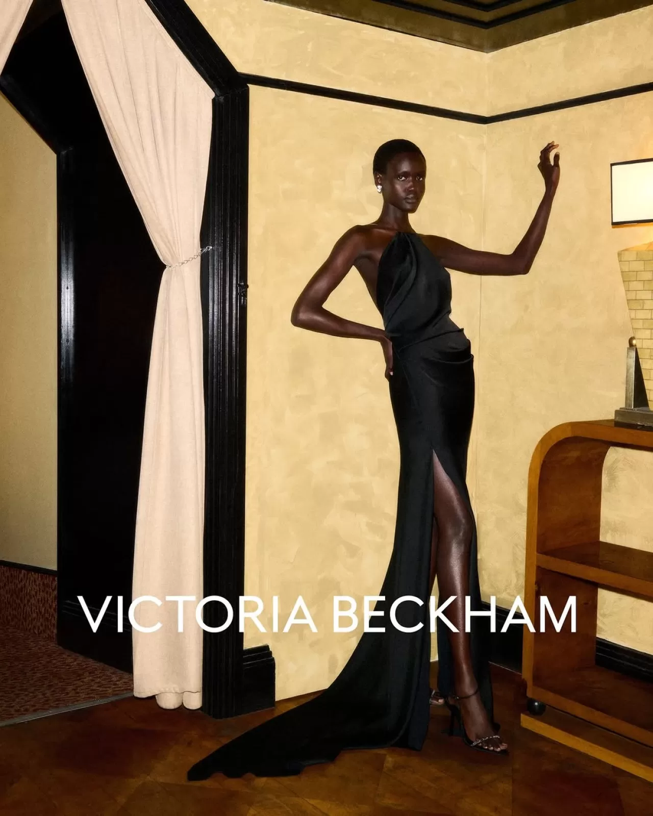 Victoria Beckham'ın 'Chain Halter' Gelinliği, Dover Street'te Görücüye Çıktı