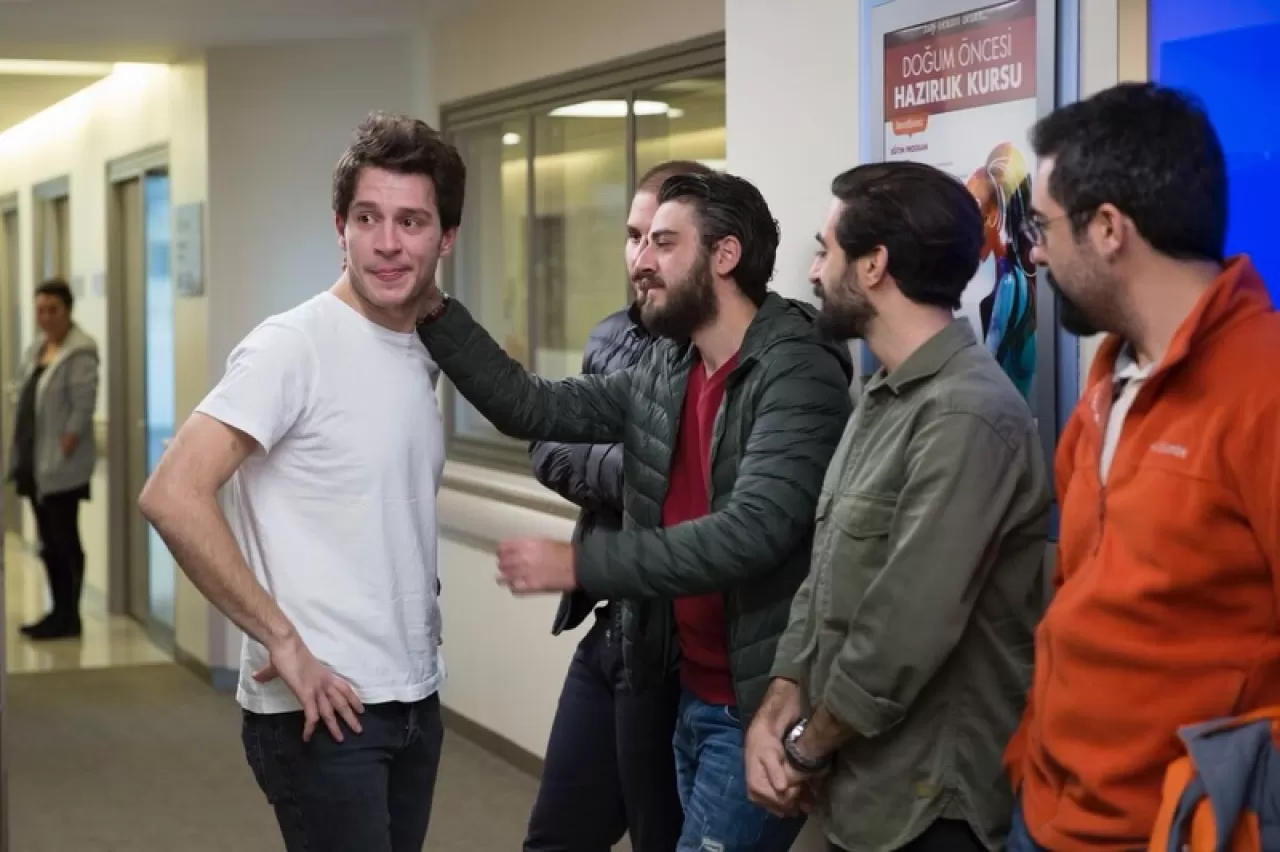 Uraz Kaygılaroğlu, Kızı Ada'nın İlk Yurt Dışı Okul Gezisine Duygularını Paylaştı