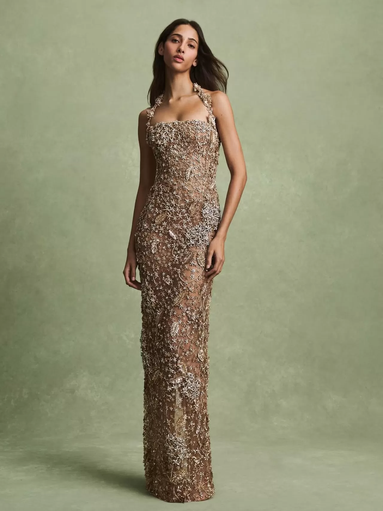 Oscar de la Renta'nın 2026 İlkbahar Koleksiyonunda Porselen Çiçekler Öne Çıkıyor