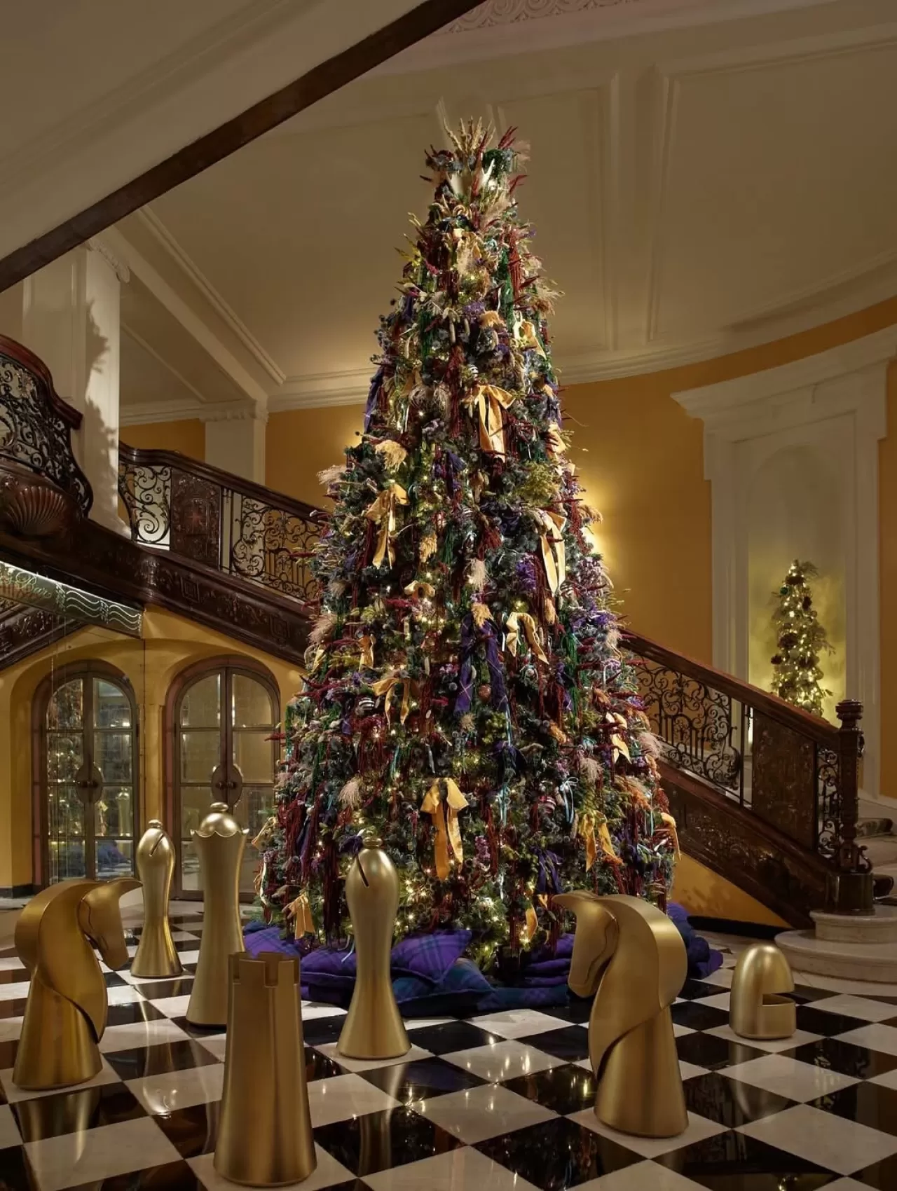 Claridge's Oteli'nin Yılbaşı Ağacı Bu Yıl Burberry'den Daniel Lee'nin İmzasını Taşıyor