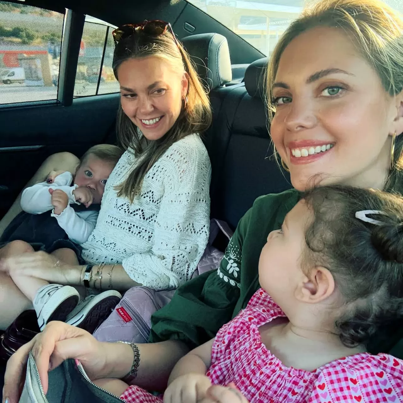 Eda Ece, Kaos Bizim İşimiz Dizisinin Kadın Oyuncularını Sosyal Medyada Paylaştı