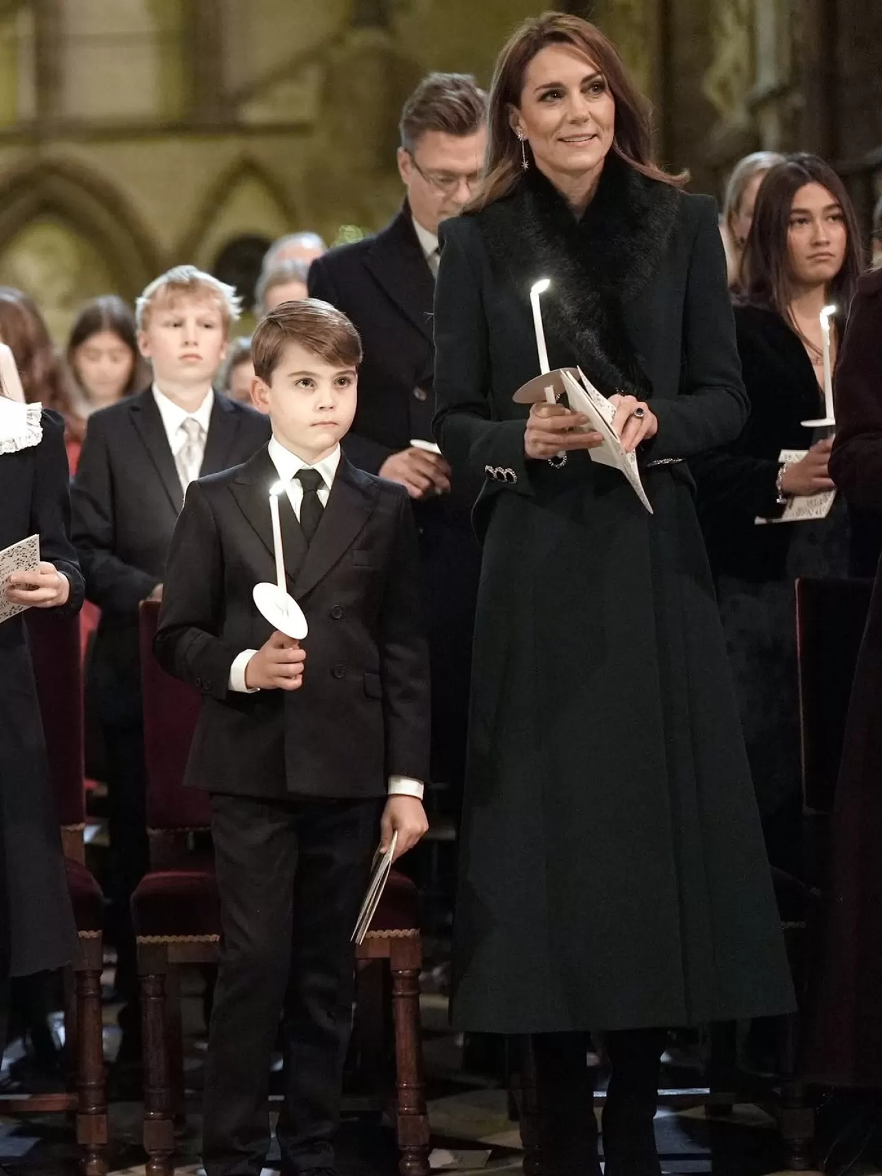 Gallerde Prenses: Kate Middleton, Westminster Abbey'deki Noel Servisi İçin Festive Bir Stil Sergiledi