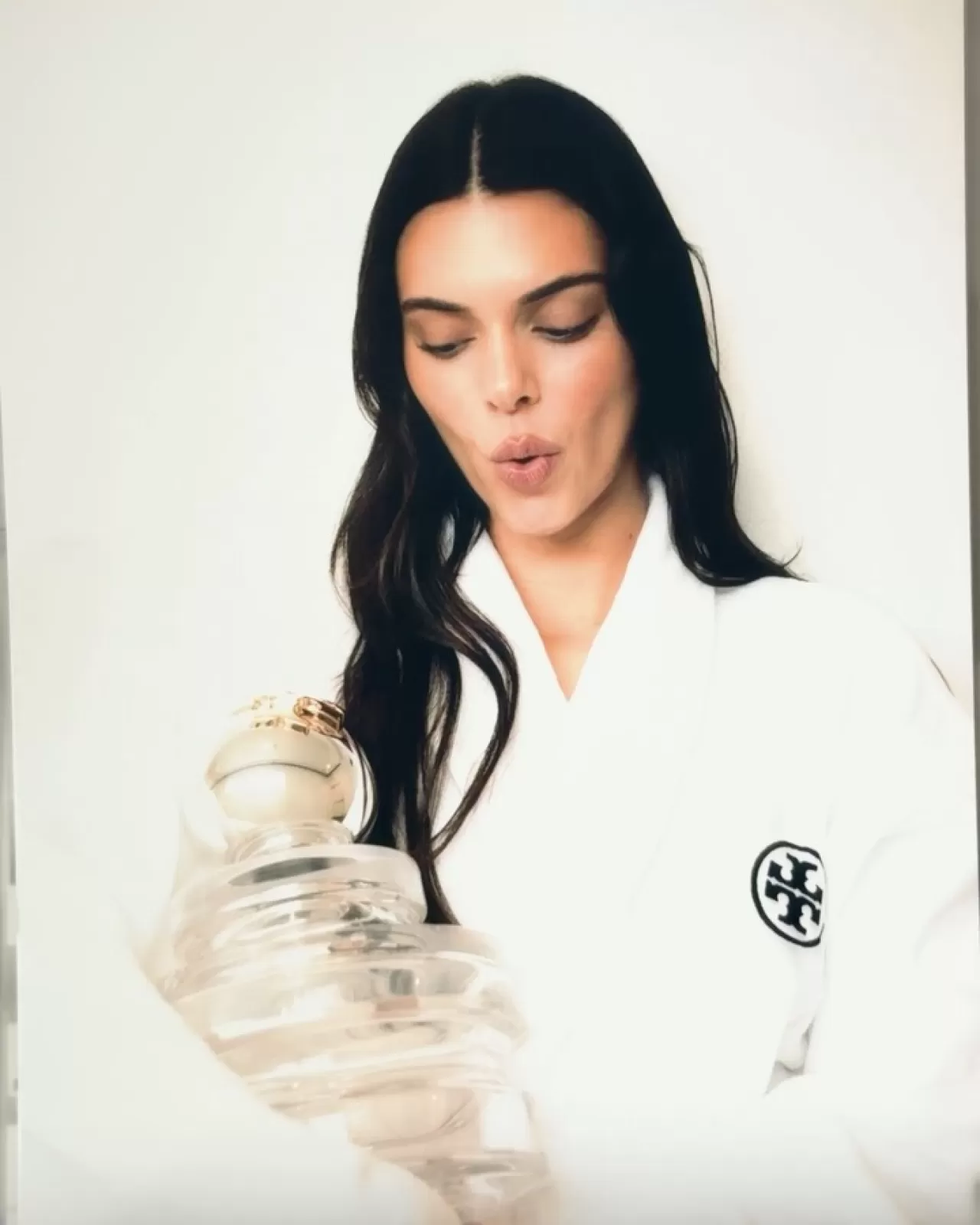 Kendall Jenner, Tory Burch'ün Yeni Güzellik ve Moda Koleksiyonu İçin Kamera Karşısına Geçti