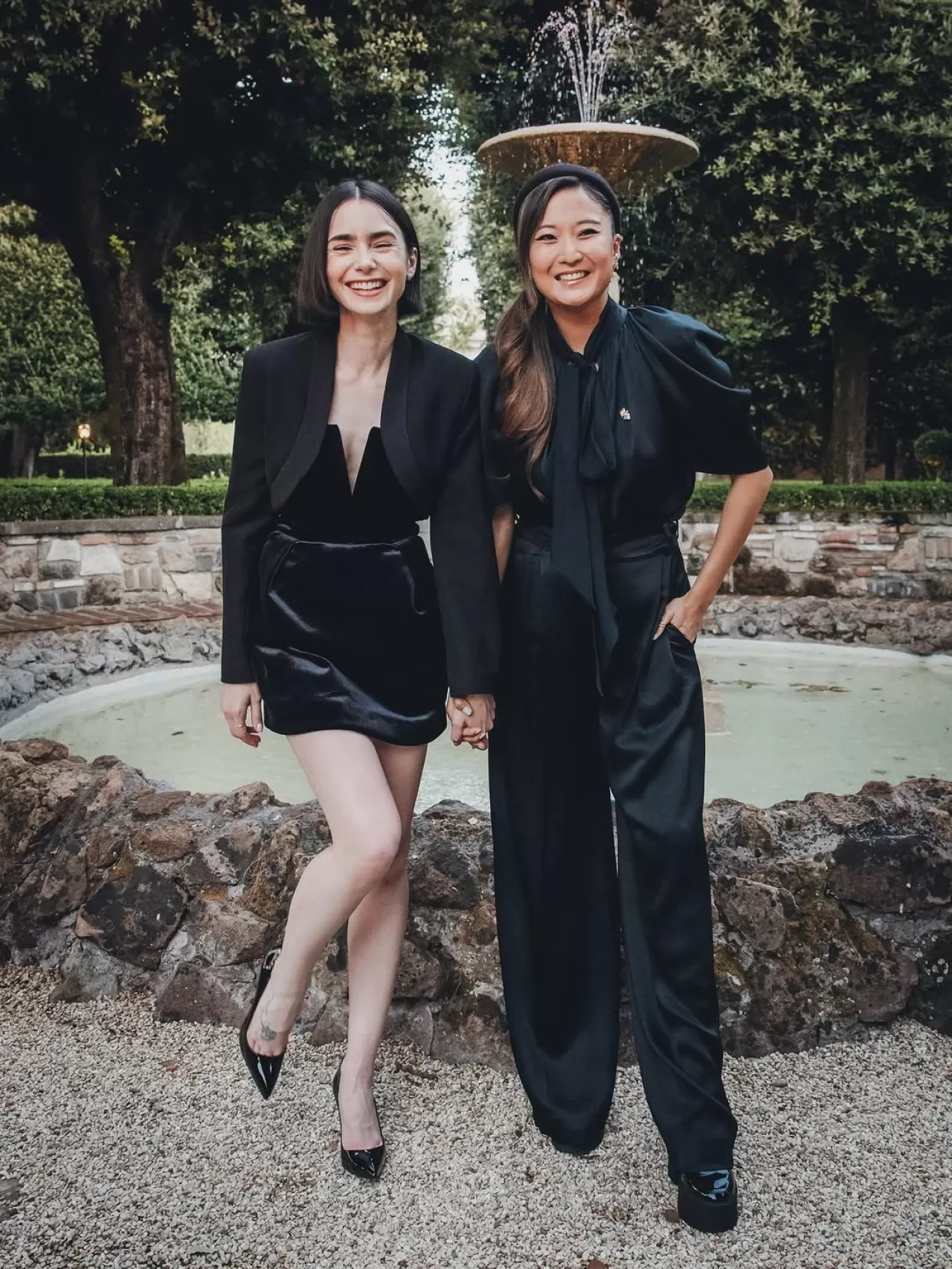 Ashley Park, Lily Collins'e Duygusal Tebrik Mesajı Yayınladı