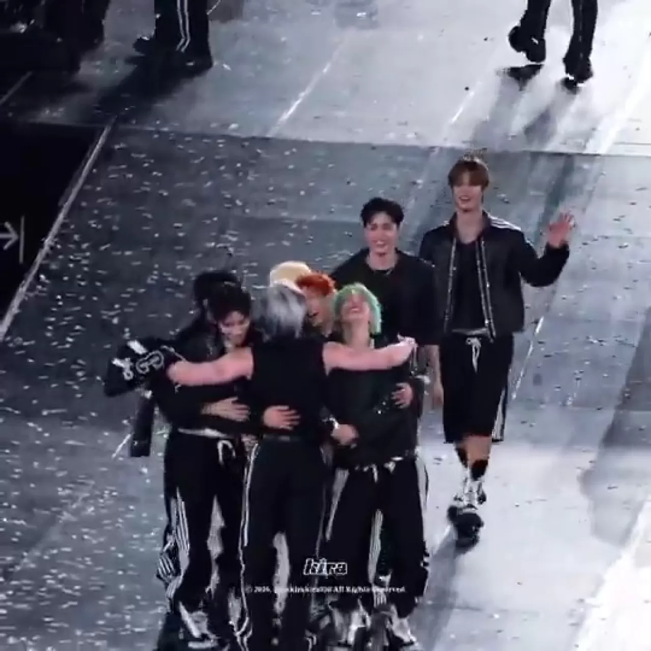 Stray Kids Üyeleri, NEXZ'e Sahne Öncesi Destek Verdi