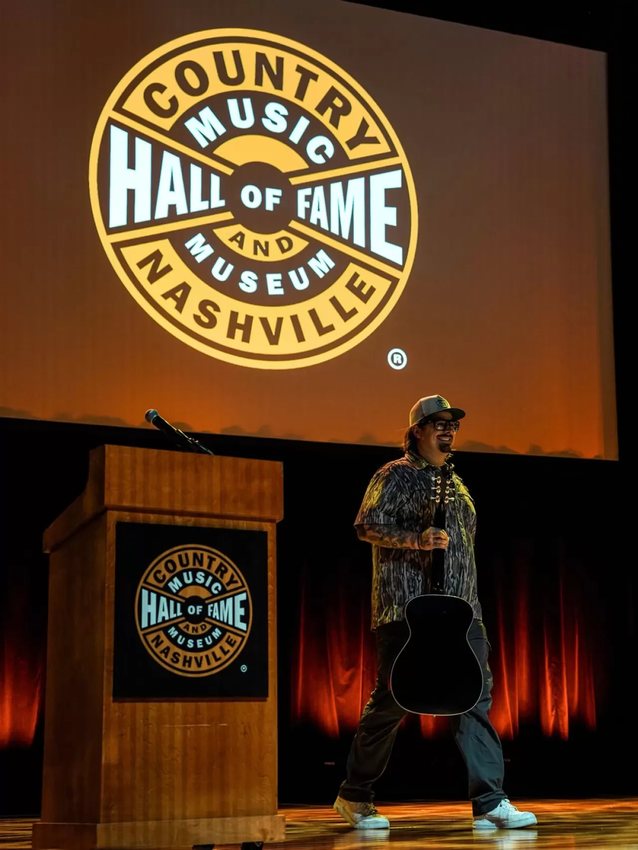 Hardy, Country Music Hall of Fame'de Hayranlarıyla Sohbet Etti