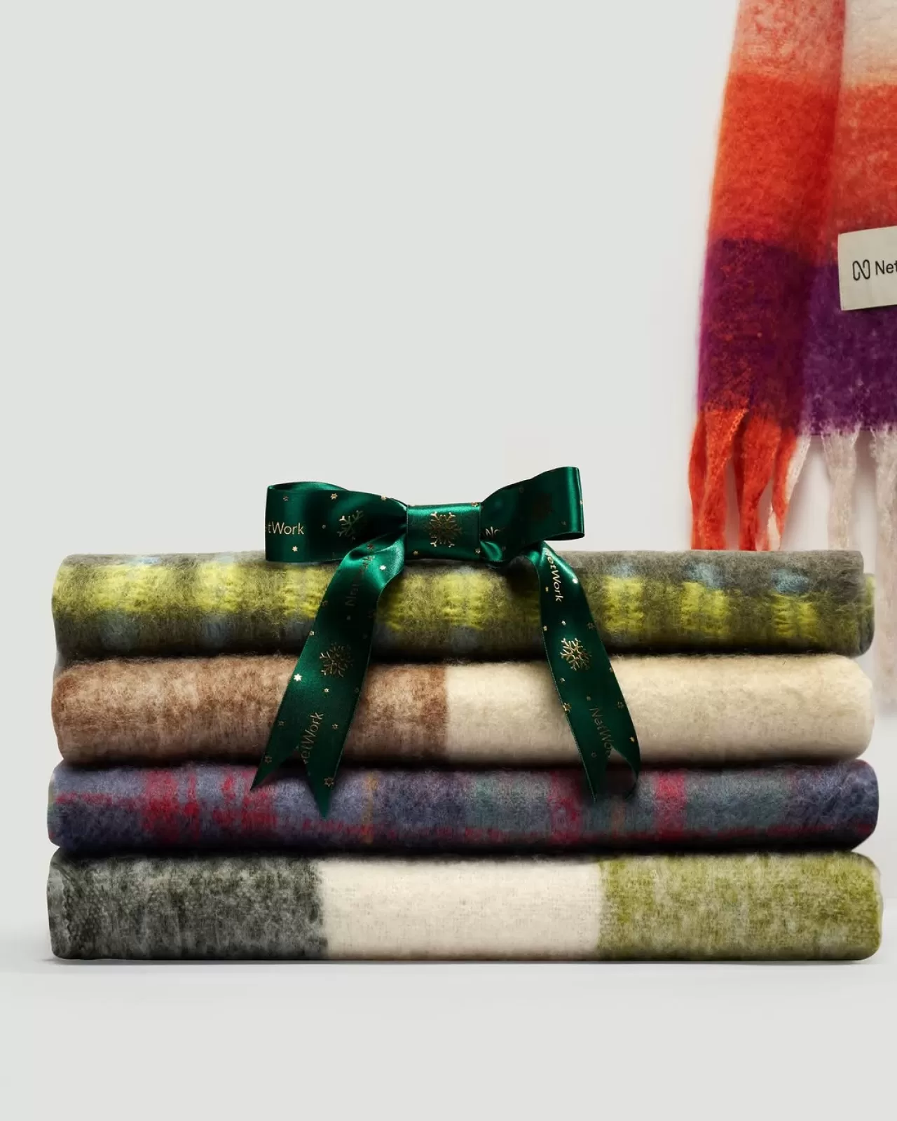 Kış Modasında Dokular Öne Çıkıyor: Yılbaşı Hediyelerinde Stil Vurgusu