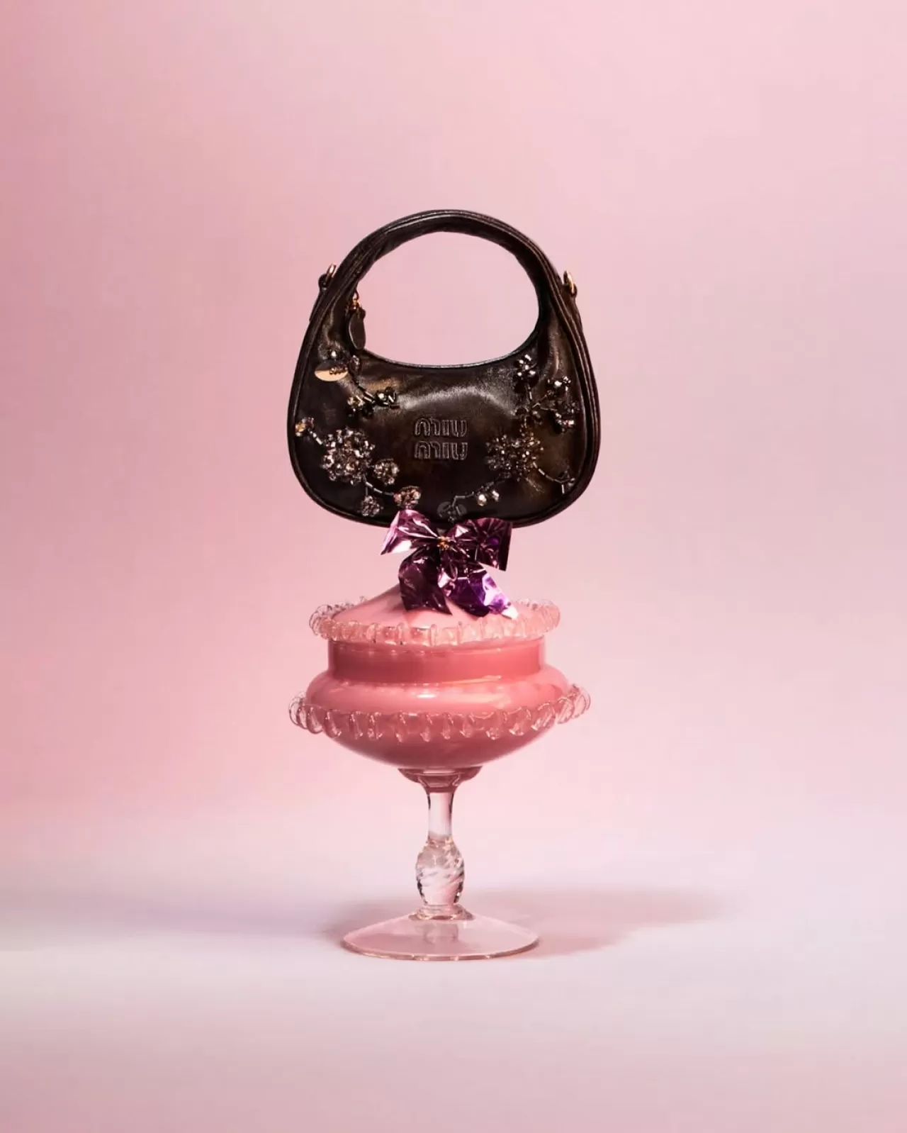 Miu Miu'nun 'Holiday' Koleksiyonu Zamansız Çanta Tasarımlarını Öne Çıkarıyor