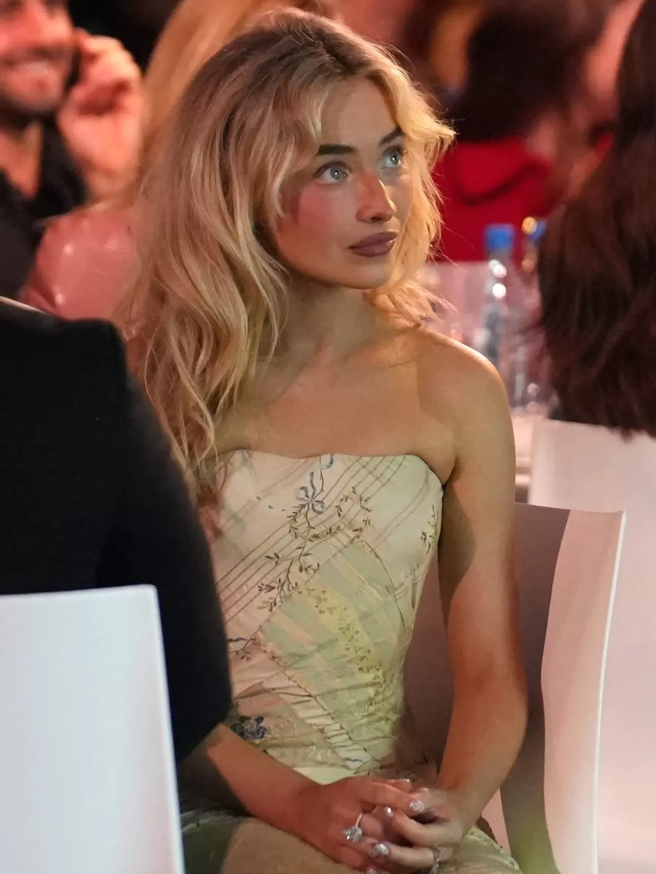 Sabrina Carpenter, Vogue'un Dikkat Çeken Tarz Anı: Arşivlik Ralph Lauren Elbise ile Hitmakers Etkinliğinde