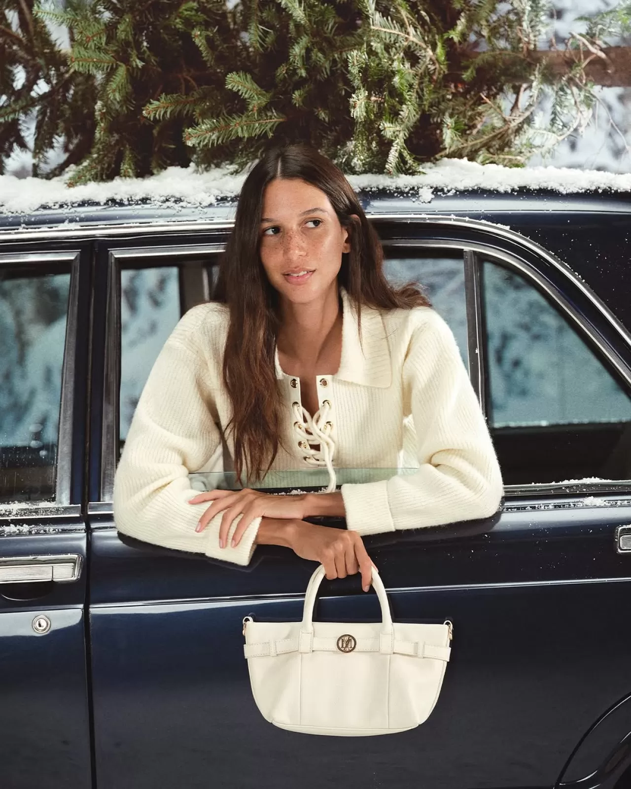 Mevsim Geçişlerinde Aksesuar Trendleri: Minimalist Çantalar ve Polo Yaka Kazaklar Öne Çıkıyor