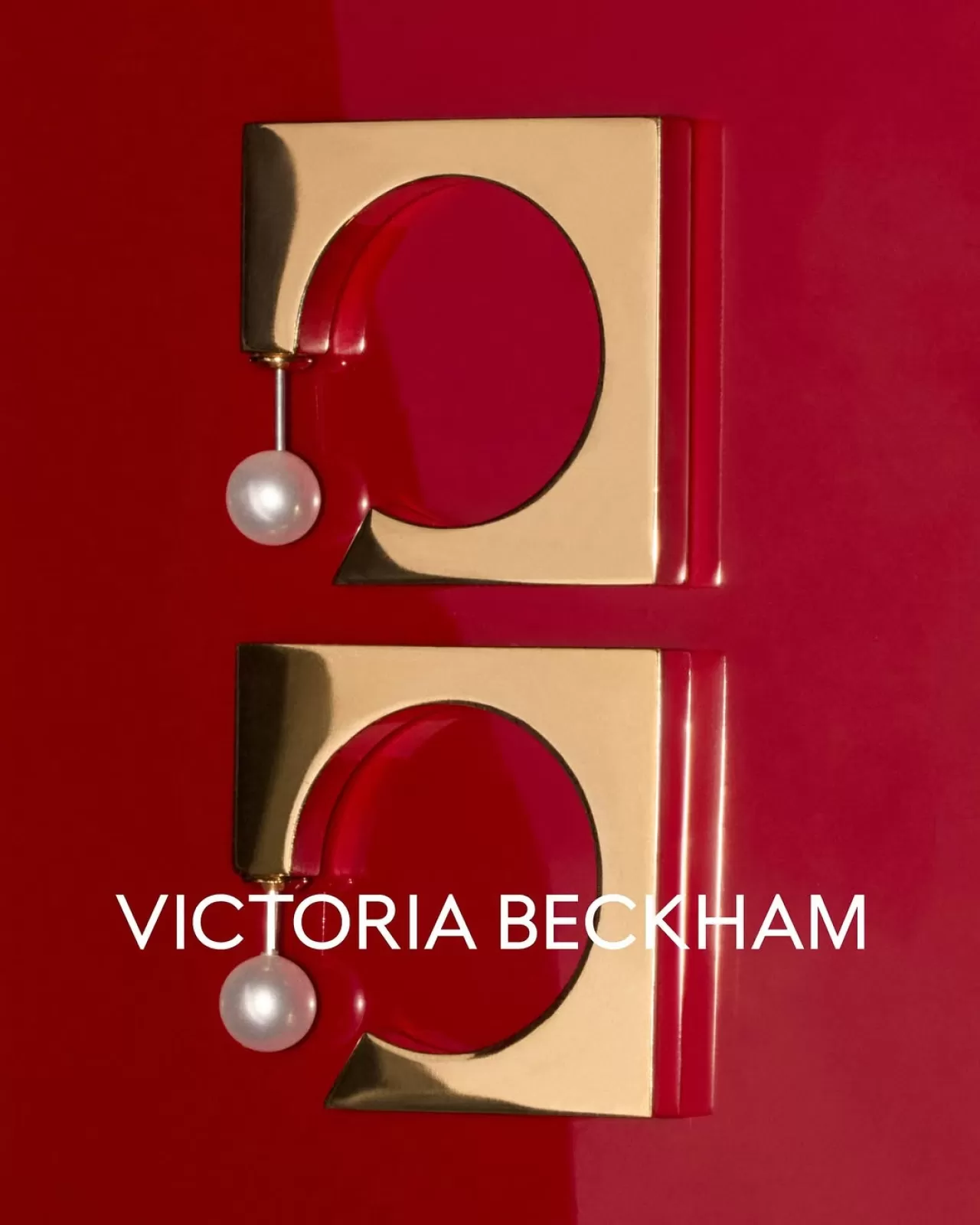 Victoria Beckham, Square Hoop Earrings Koleksiyonunu Duyurdu