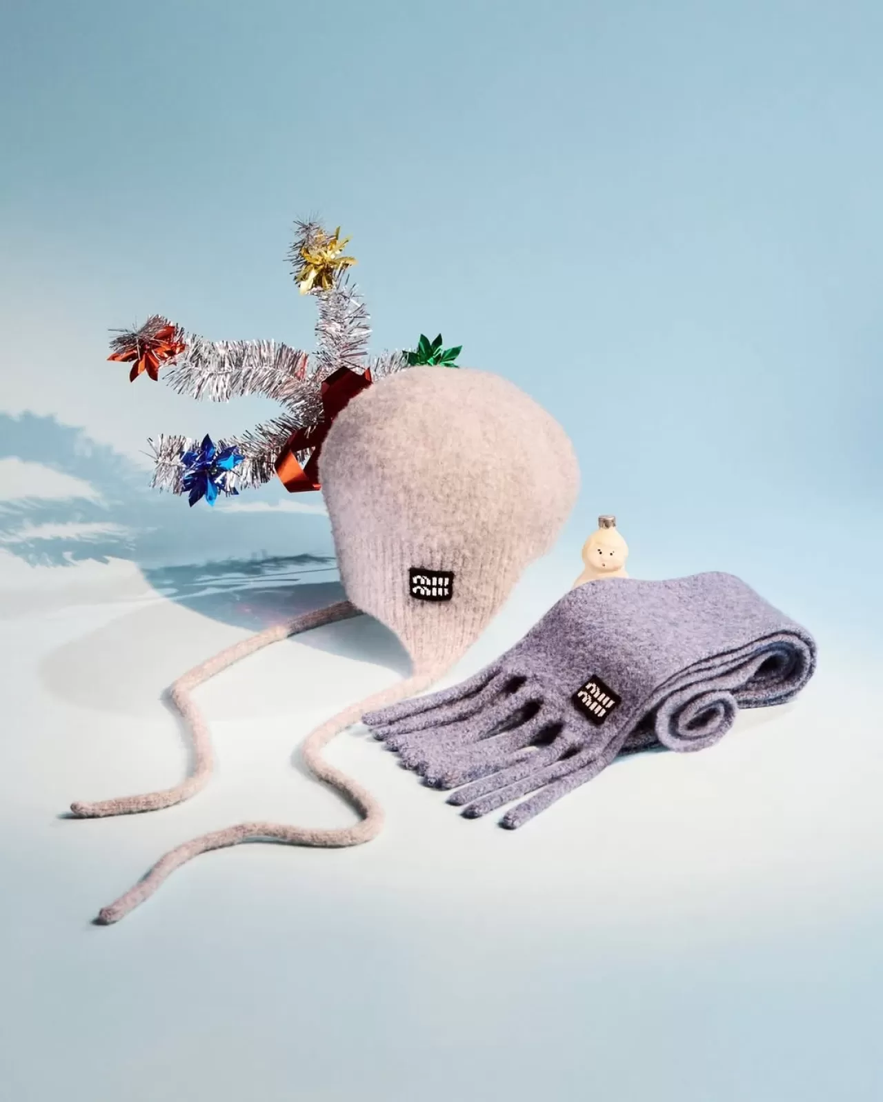 Miu Miu, Tatil Sezonu İçin Yün ve Tiftik Aksesuarlarını Tanıttı