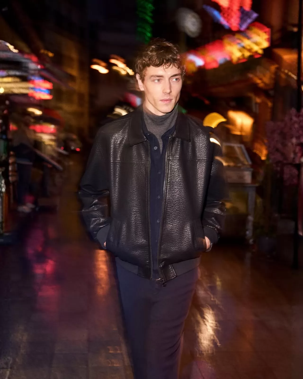 Colins, Yeni Yıl Stilini Kışın Koyu Tonları ve Deri Dokularla Tanımlıyor