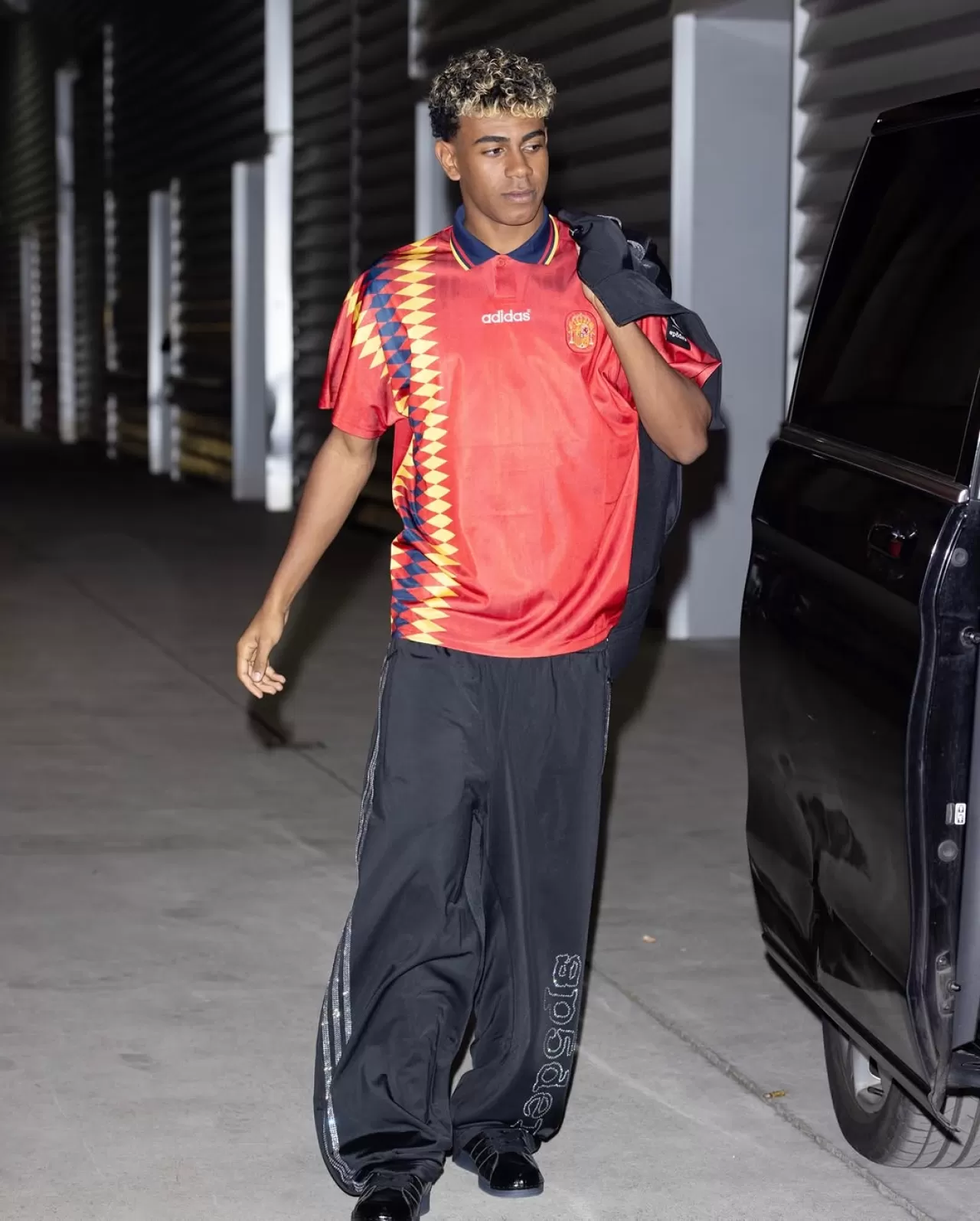 Lamine Yamal, Barcelona Sokaklarında Tarihi Bir Formayla Görüntülendi