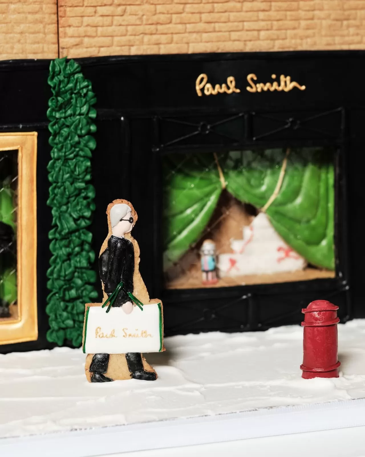 NoMad Hotel'de Paul Smith İmzalı Özel Tasarım: Floral Street Mağazasından Esinlenen Zencefilli Kurabiye Evi