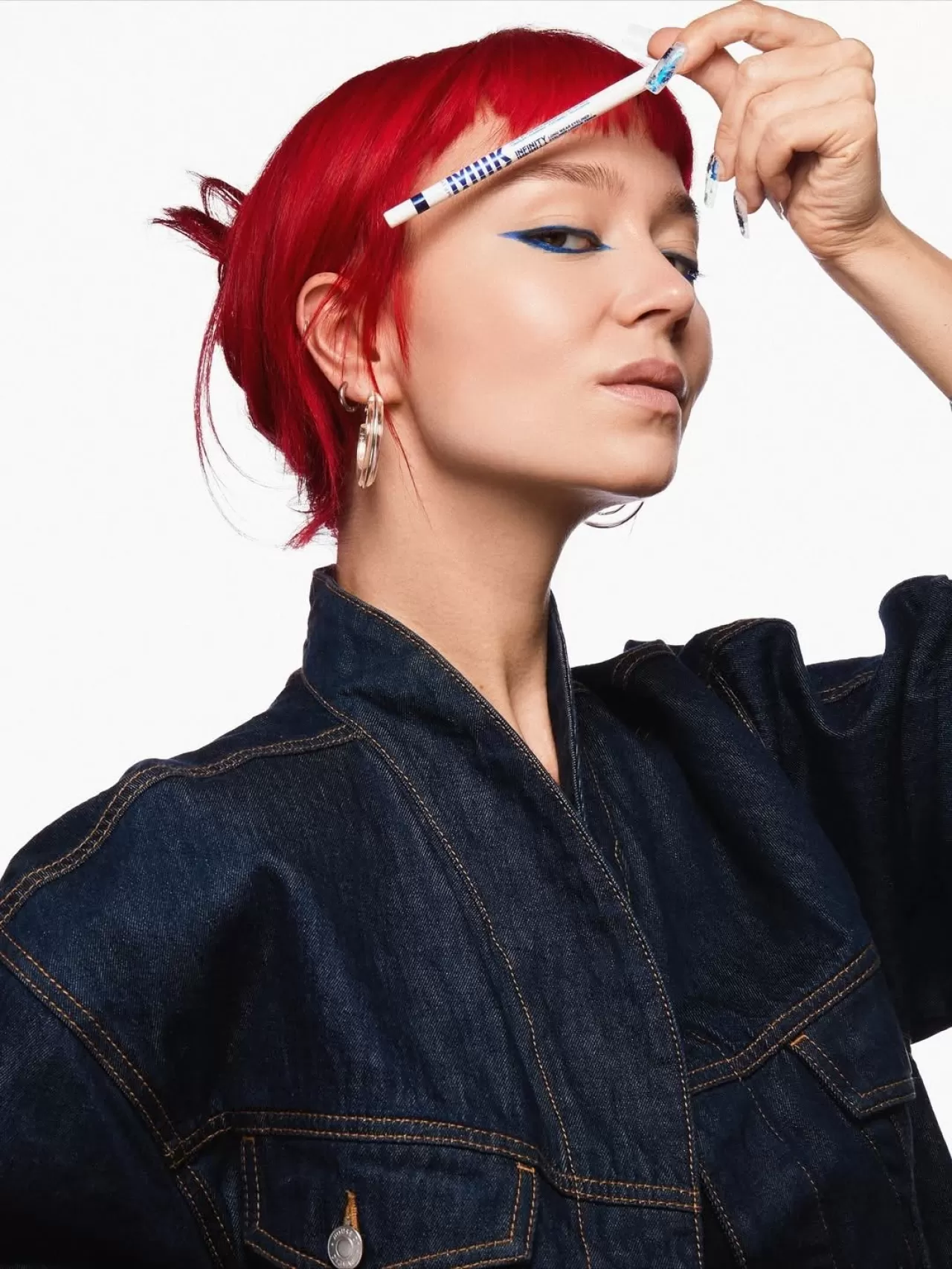 Milk Makeup, Sophie Kietzmann ile Mavi Tonlarda Cesur Bir Makyajı Öne Çıkarıyor