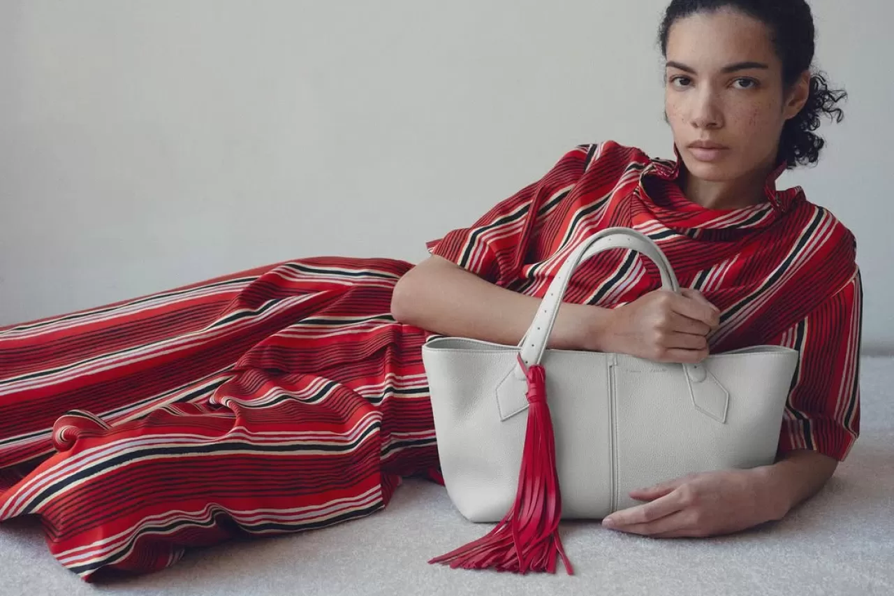 Proenza Schouler, 2026 İlkbahar Öncesi Koleksiyonu'ndan İpek Kıyafetlerini Tanıttı