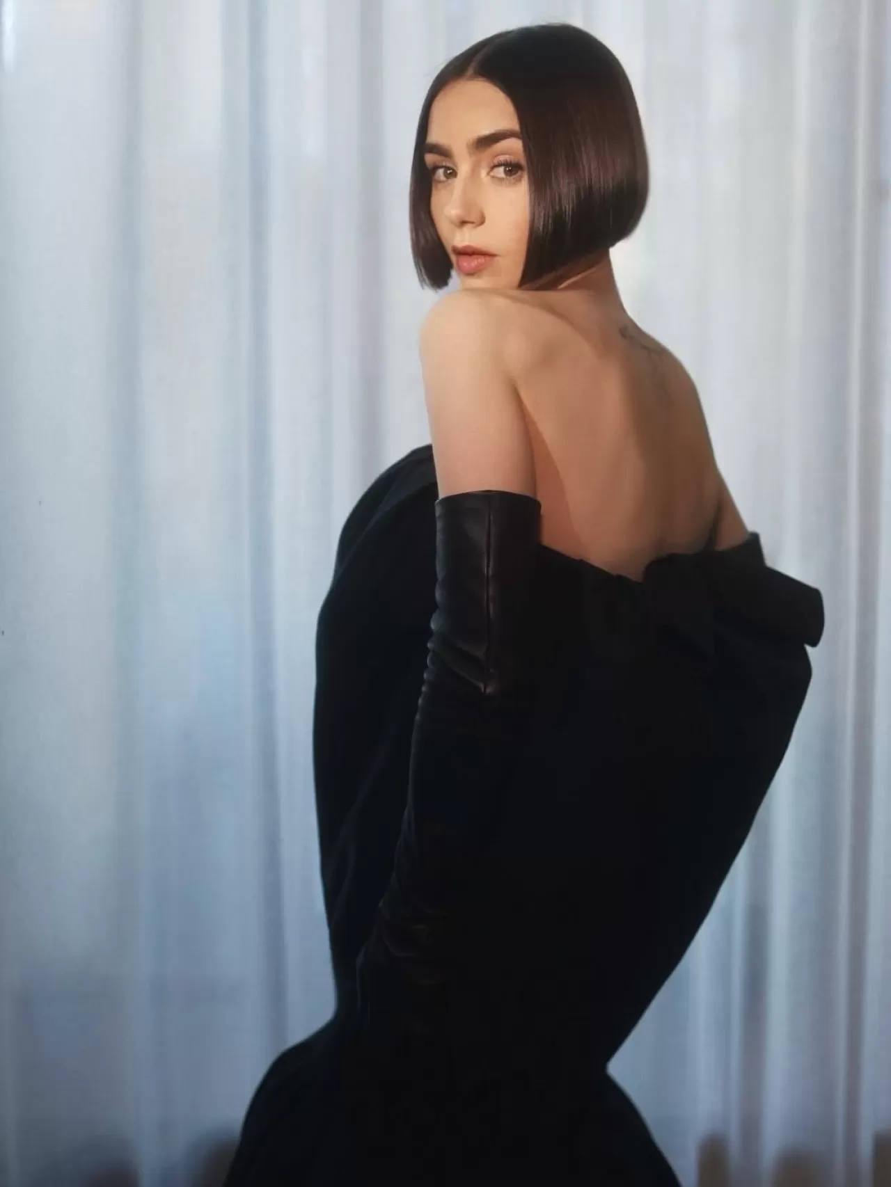 Lily Collins, 'Emily in Paris' Tanıtımında Balenciaga ile Dikkat Çekti