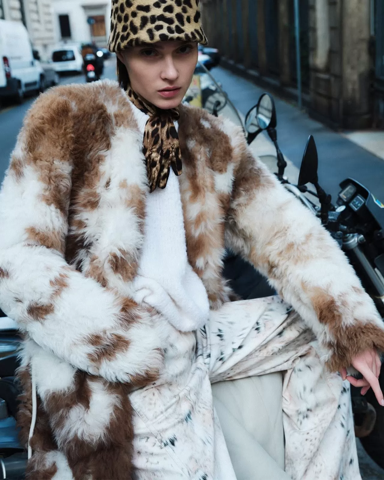 Zimmermann'ın Sonbahar 25 Koleksiyonundan Hipnotik Desenli Kürk Ceket Dikkat Çekiyor