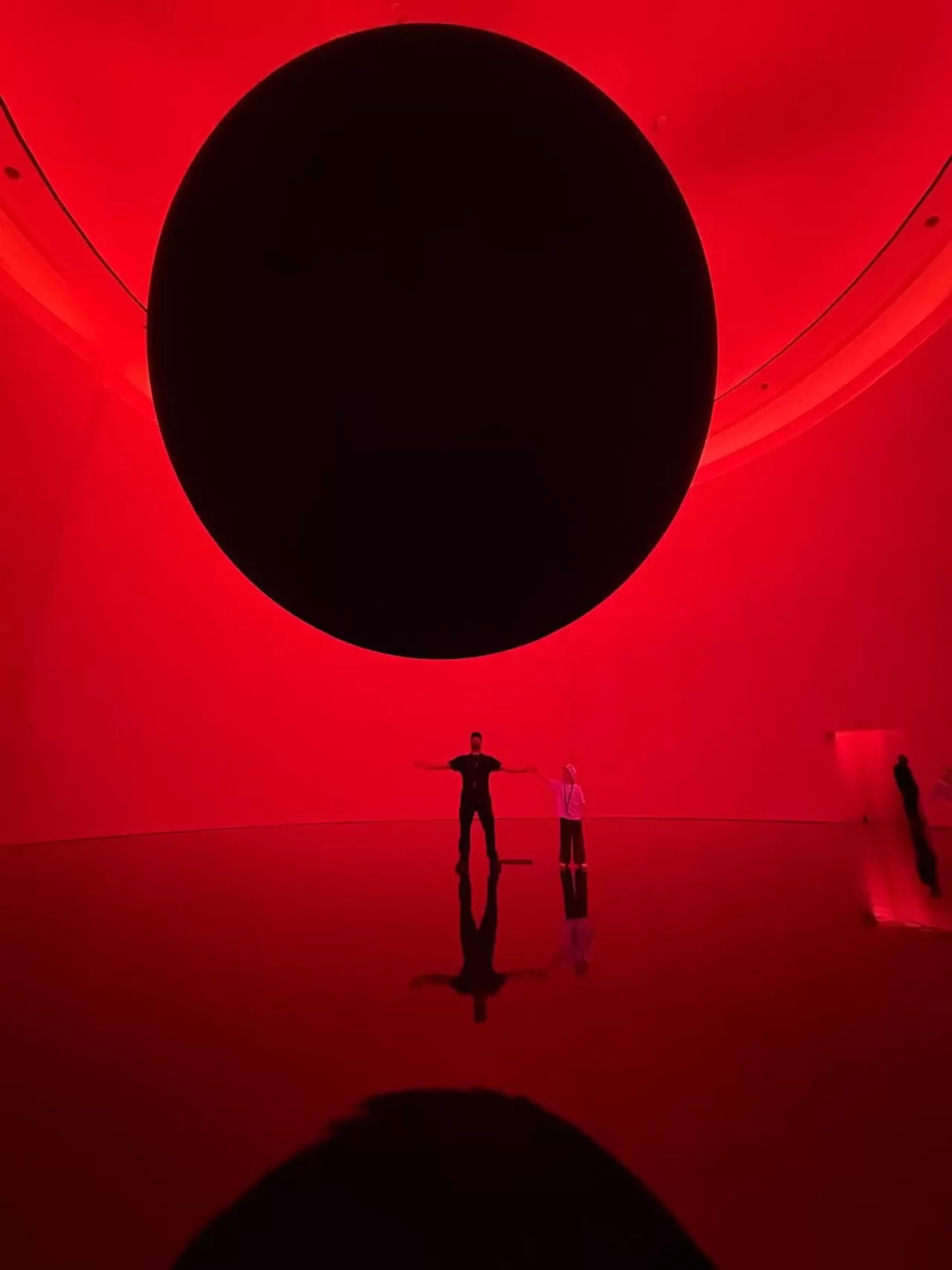 Jason Statham Abu Dhabi'de teamLab Phenomena Sergisini Ziyaret Etti