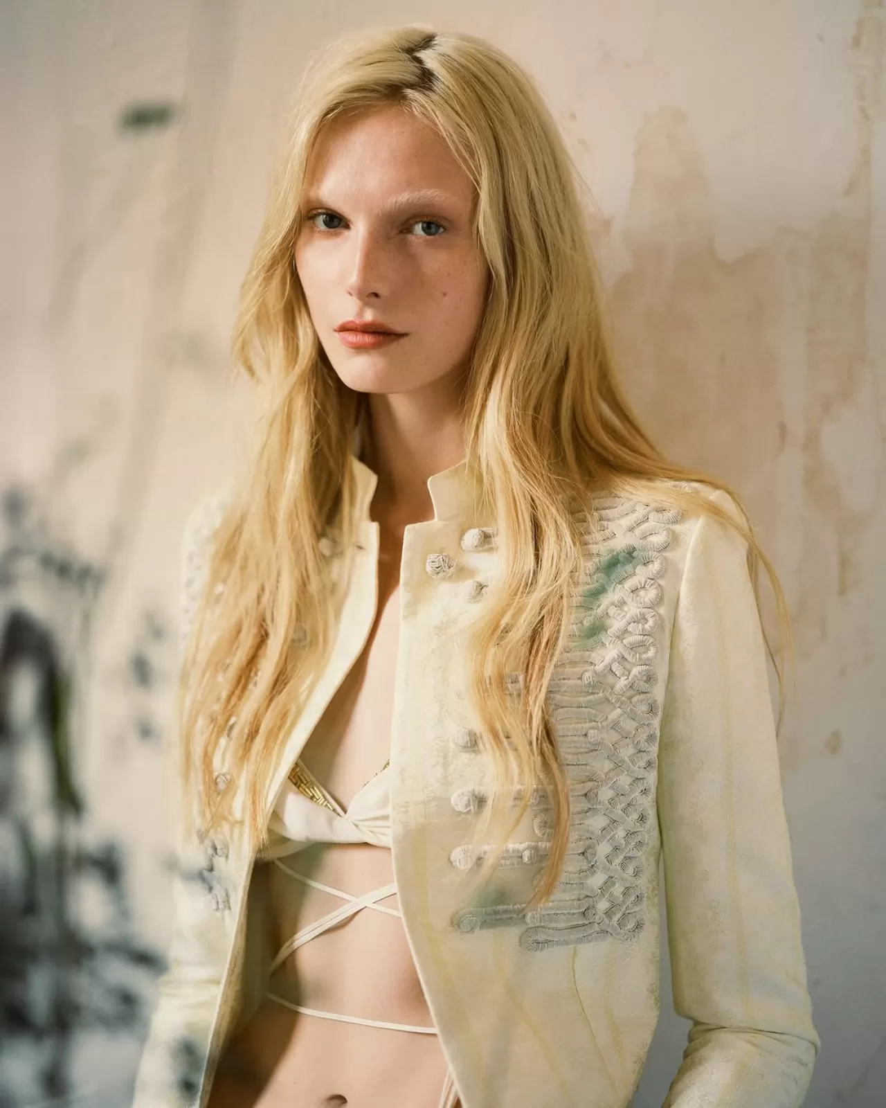 Alex Consani, Kimliğinin Ötesinde Bir Kariyer İnşa Ediyor