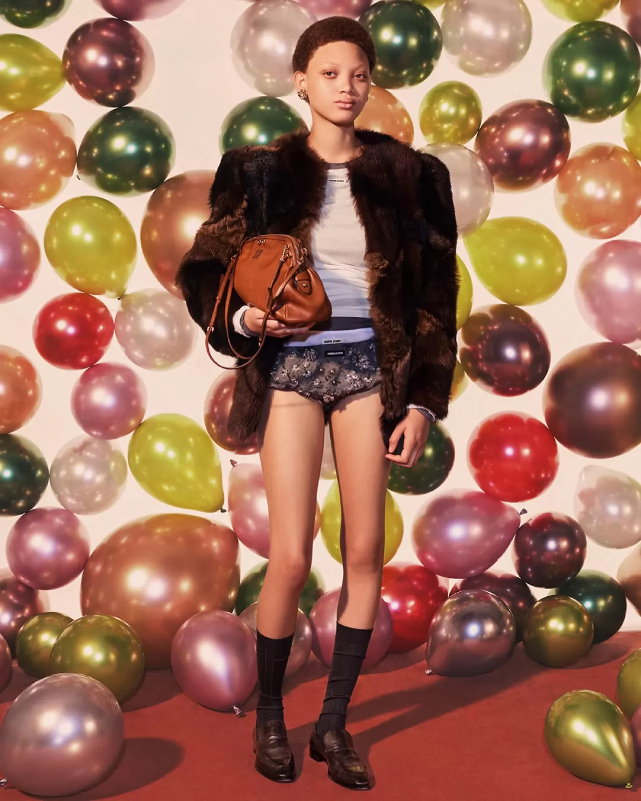 Miu Miu'nun 'Holiday' Koleksiyonu Zarafet ve Çarpıcı Kontrastlarla Öne Çıkıyor