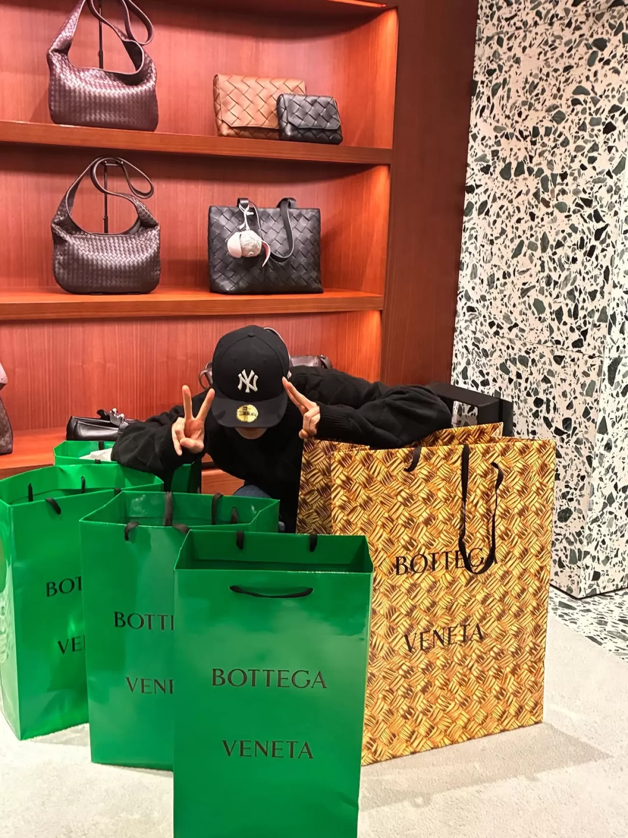 Stray Kids Üyesi I.N, Bottega Veneta Markasının Yeni Yıl Temalı Paylaşımına Katıldı