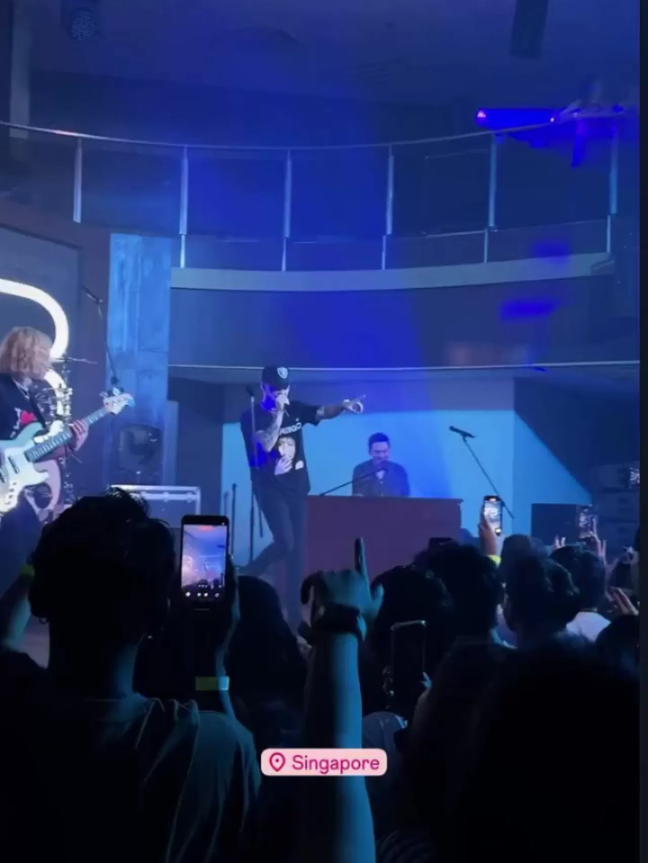 BLACKPINK LISA'nın Tişörtü, The Cab'ın Singapur Konserinde Sahne Aldı