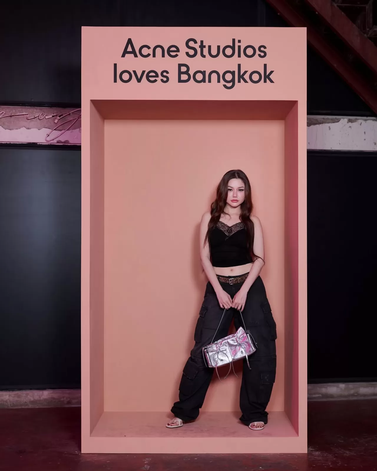 Acne Studios, Bangkok'ta Açılan Yeni Mağazasında Sanatsal Bir "Düzenli Kaos" Sunuyor