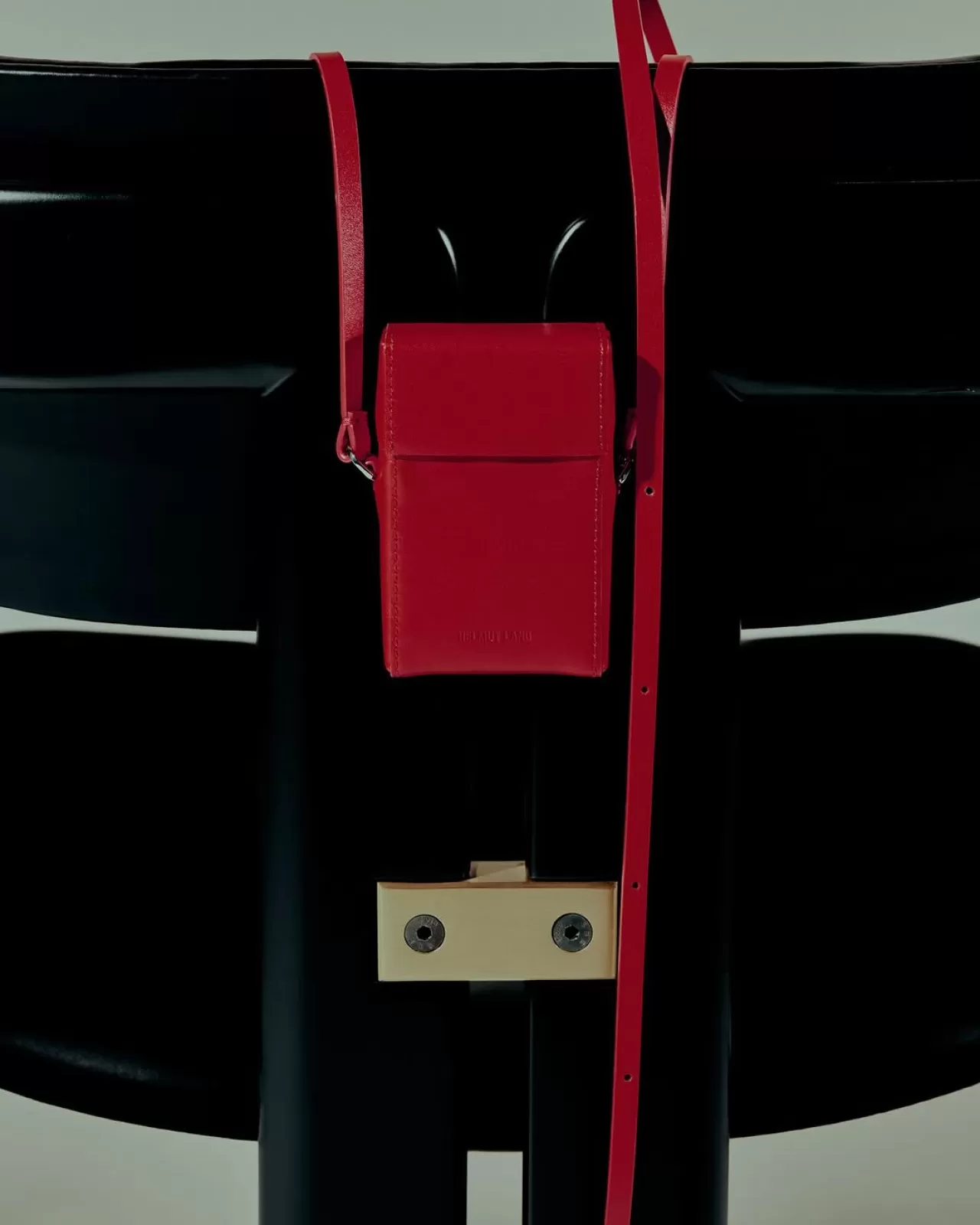 Helmut Lang'dan Arşiv Tasarımını Güncelleyen Deri Telefon Kılıfı