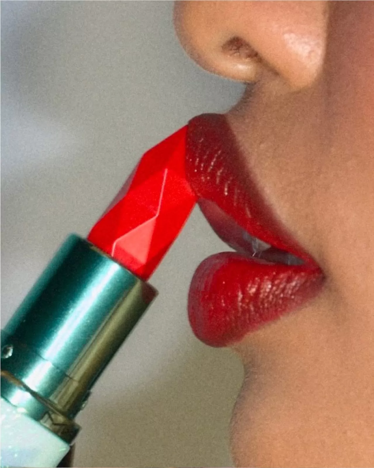 MAC Cosmetics, Tatil Sezonu İçin Kiraz Çikolata Tonunda Bir Ruj ve Kalem Kombinasyonunu Piyasaya Sürecek