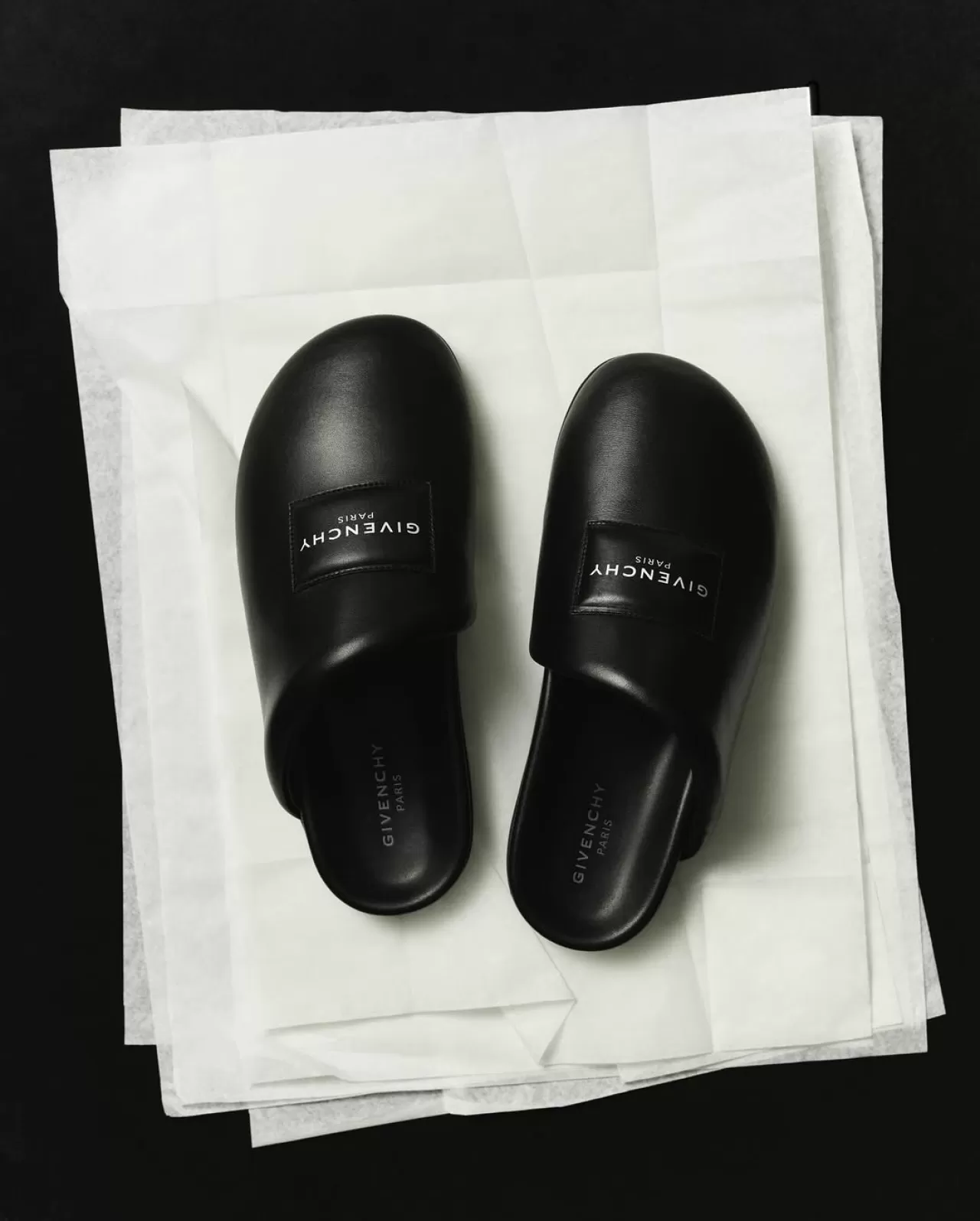 Givenchy'nin Puffy Mules Modelleri, Sarah Burton'un Son Koleksiyonunda Öne Çıkıyor