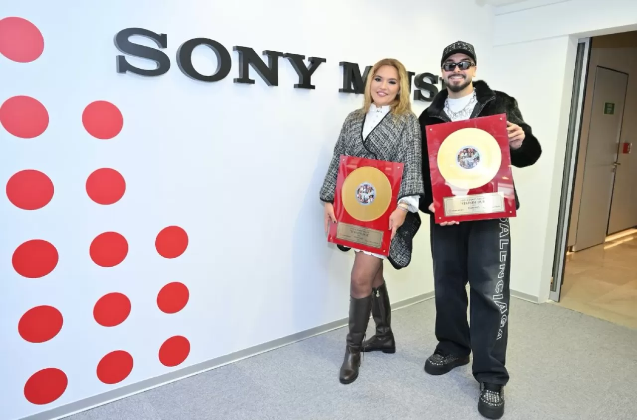 Demet Akalın, Sony Music Türkiye ile Yeni Projeye İmza Attı