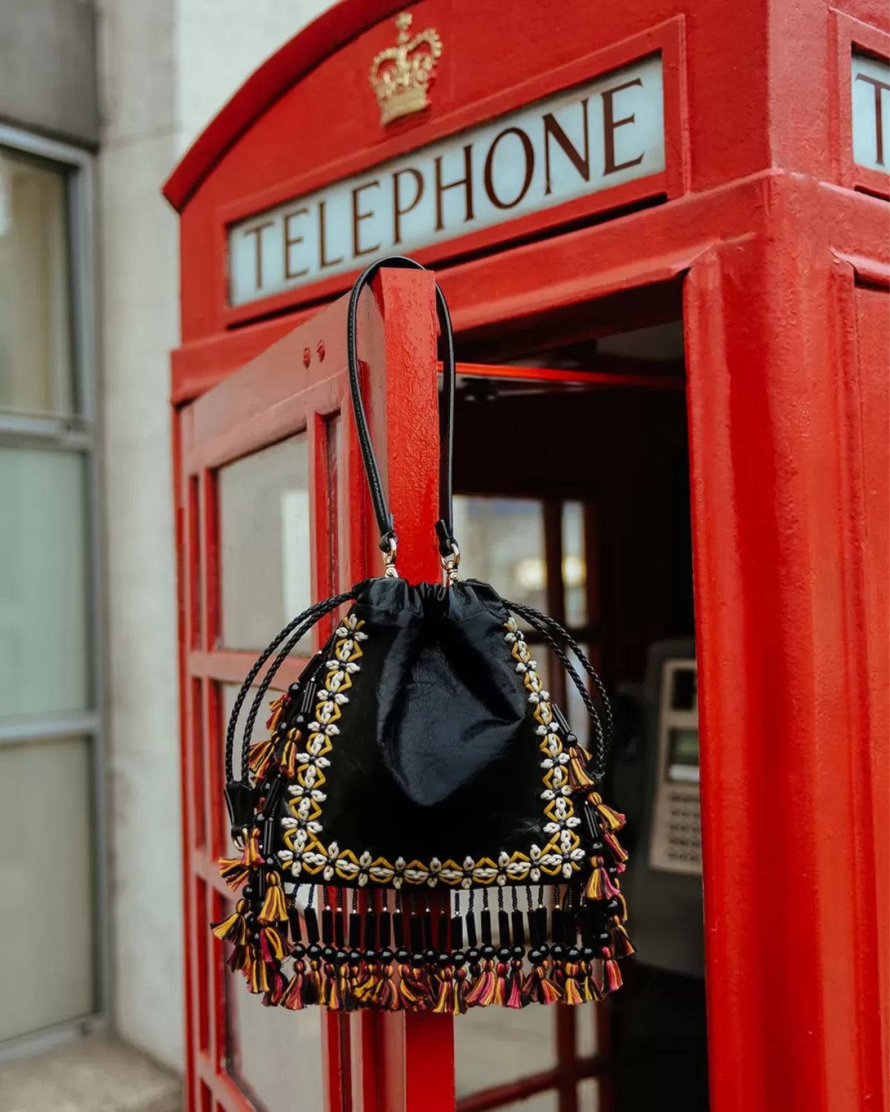 Etro, Londra'nın Sokaklarında Zamansız Bir Yolculuğa Çıkıyor