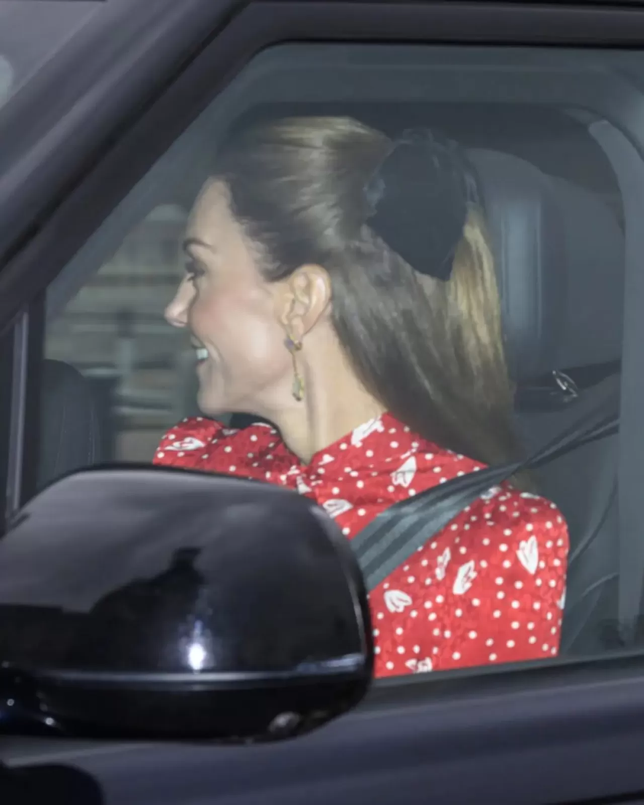 Prenses Charlotte, Kraliyet Ailesinin Noel Öğle Yemeğinde Zarafetiyle Dikkat Çekti