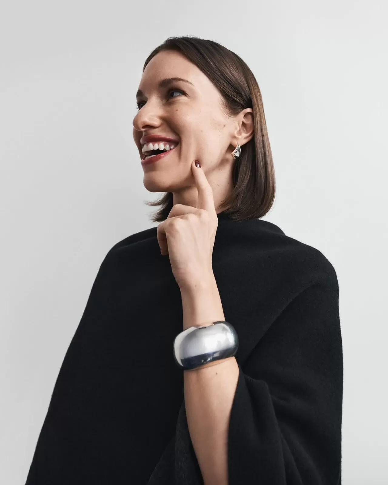 Laura Reilly, New York Tasarımı Reversibl Ponçosu ile Dikkat Çekiyor