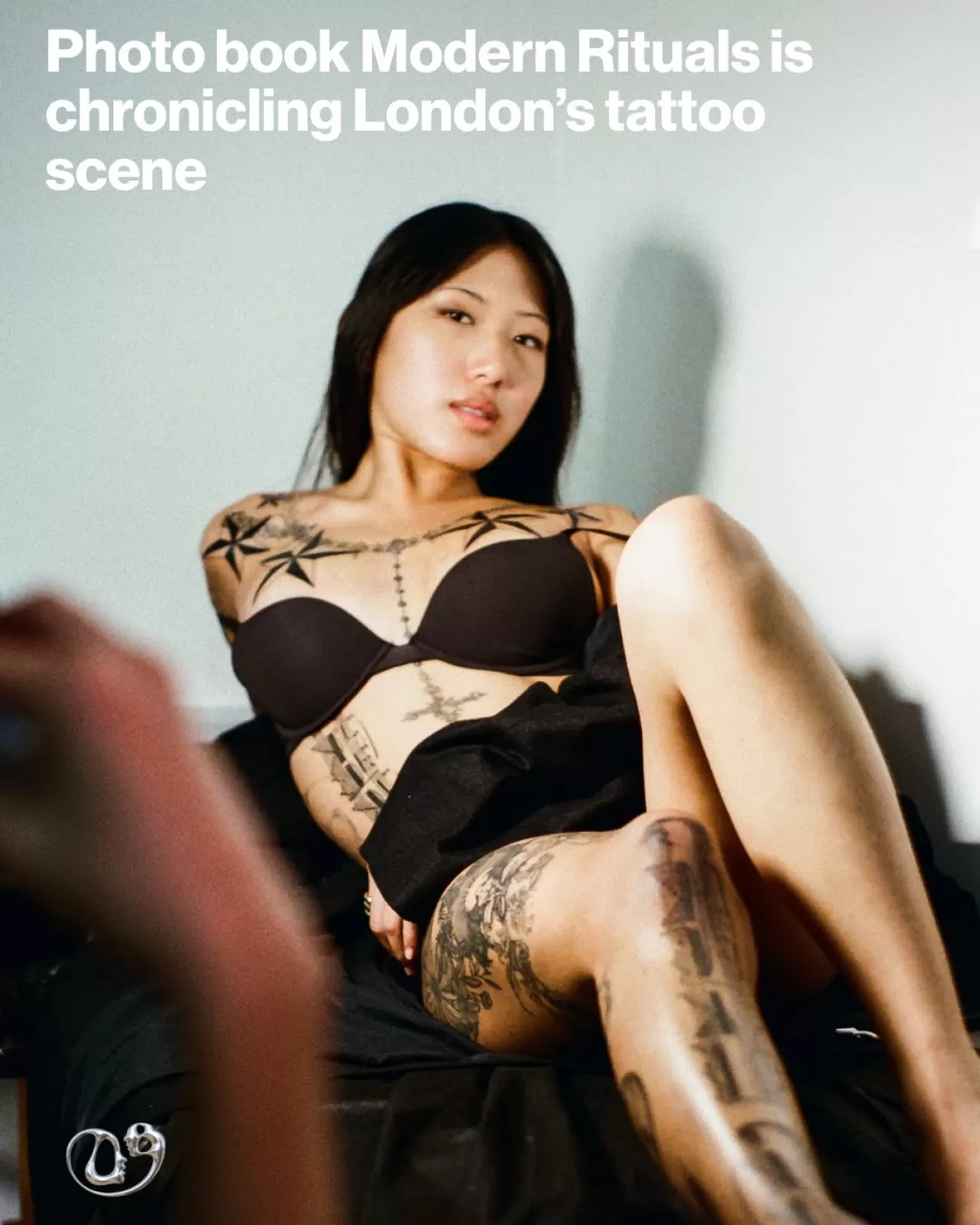 Londra'daki Church of England Dövme Stüdyosunda Sanatçı ve Müşteri İlişkisi Belgeleniyor