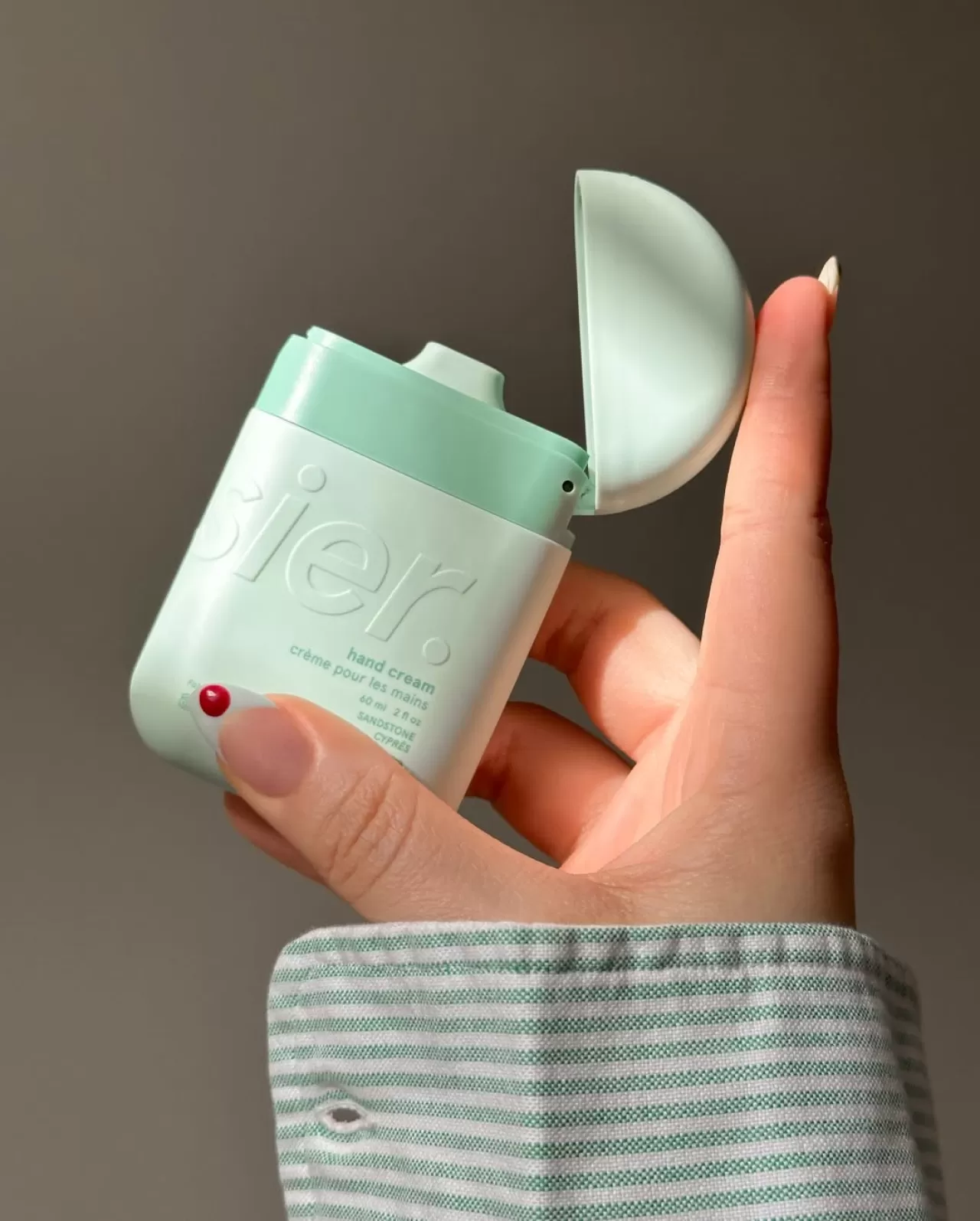 Glossier, Son Dakika Hediye Alışverişi İçin Mağazalarını Vurguluyor