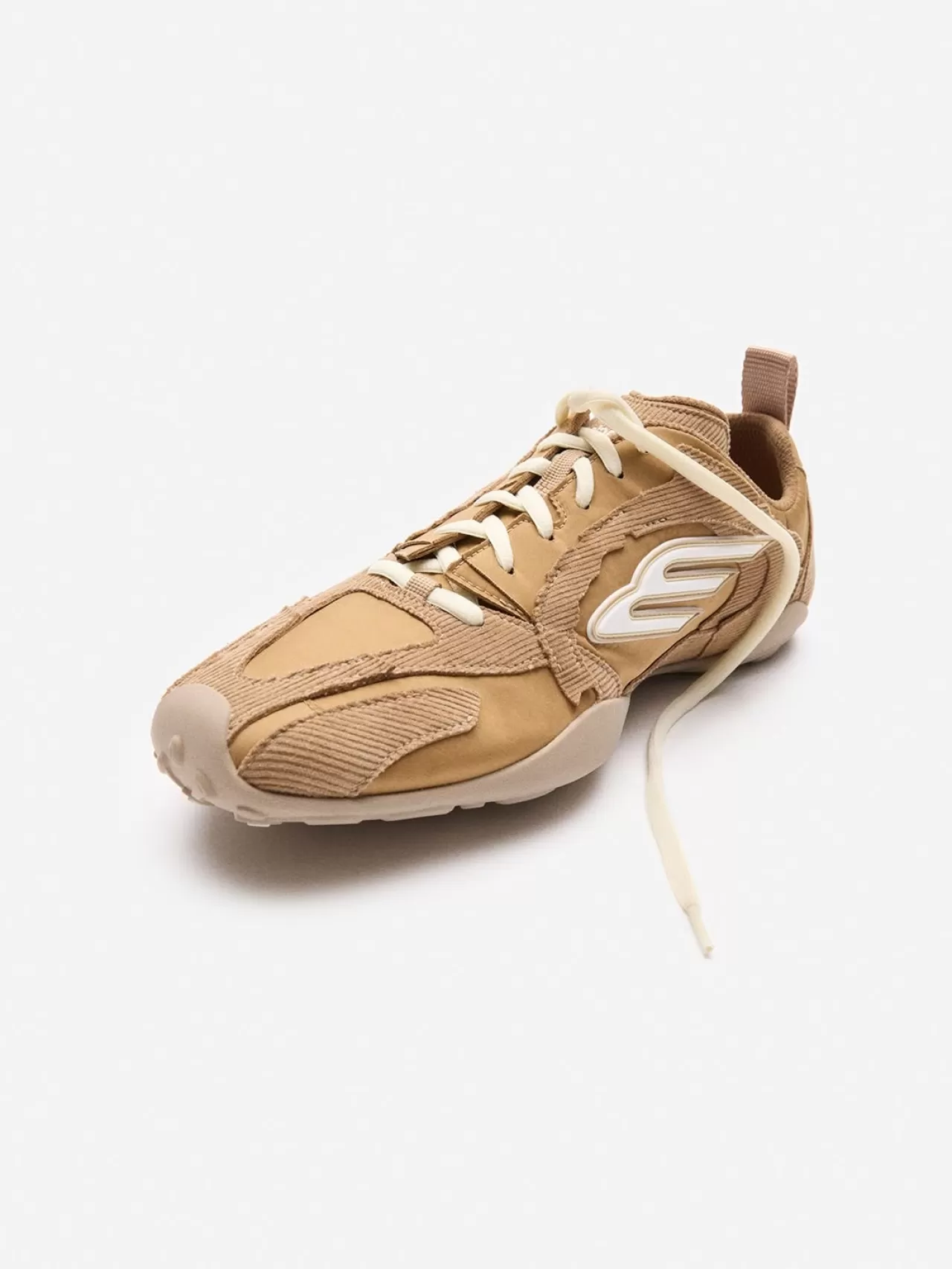 Balenciaga, 'Monday Ultra Sneaker' Modelini Tanıttı