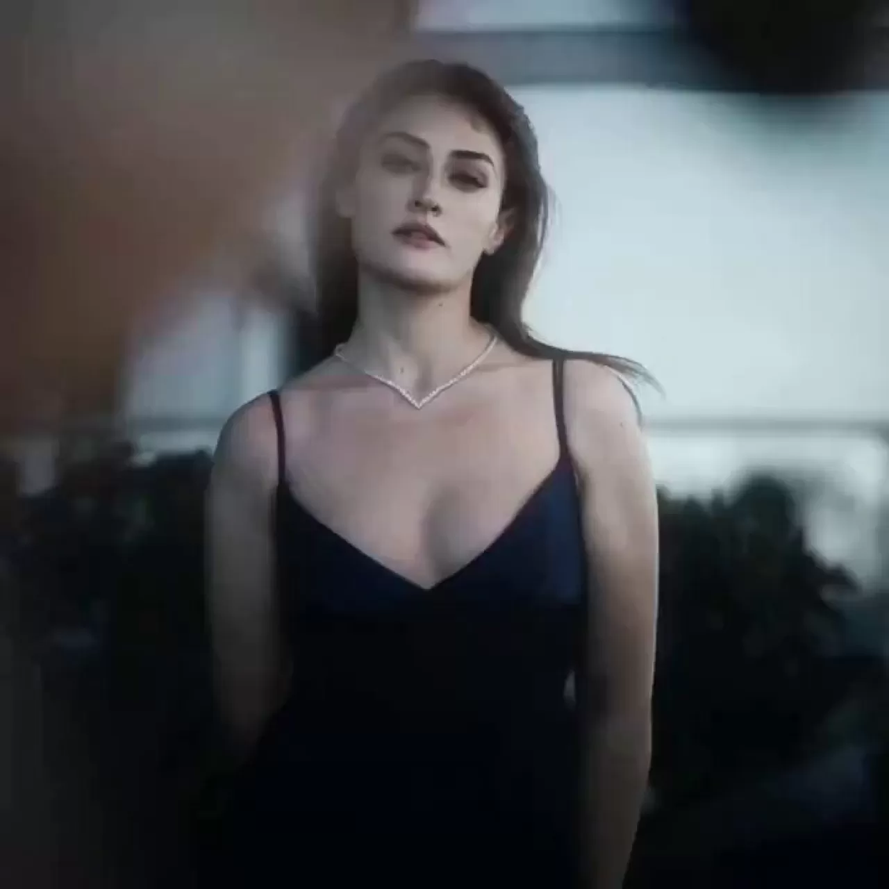 Esra Bilgiç, Bir Sosyal Medya Anketinde 'Türkiye'nin En Güzel Kadını' Seçildi