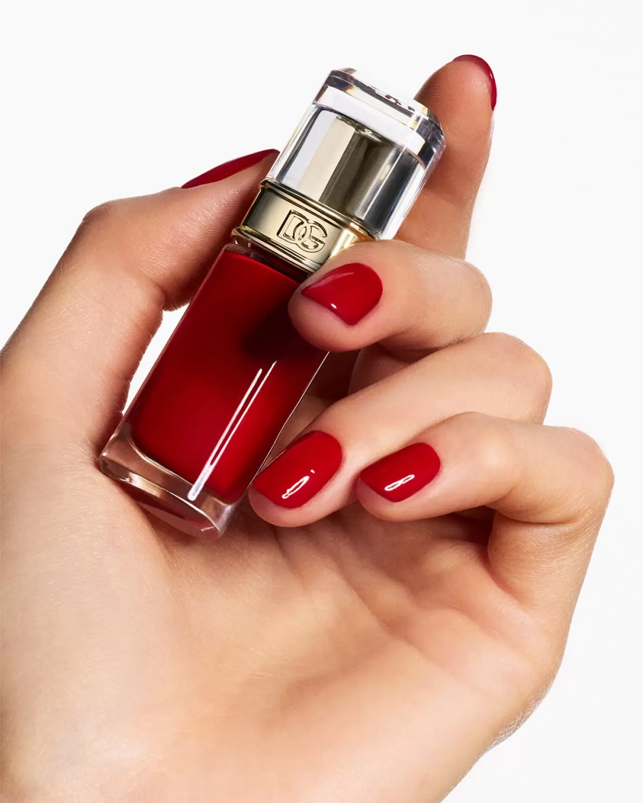 Dolce&Gabbana Beauty 'Red Icon' Rengi ile Manikürde Cesur Bir İfade Sunuyor