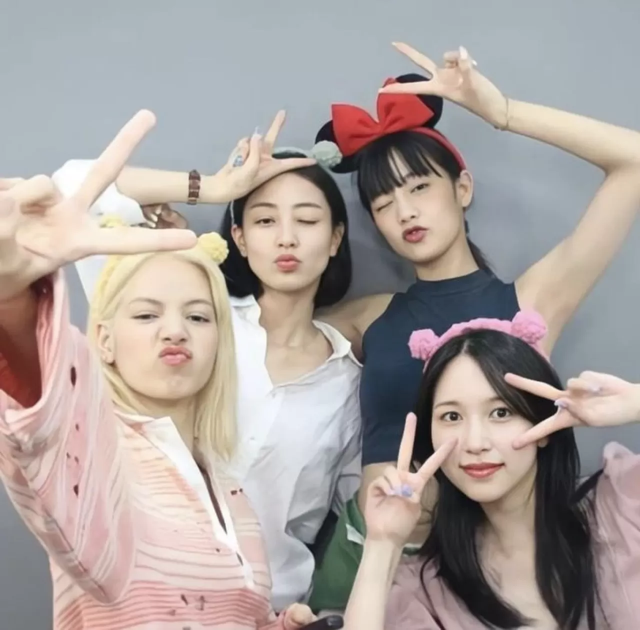 BLACKPINK'ten LISA ve TWICE'tan Jihyo, Golden Globes'ta Nazik Bir Buluşma Yaşadı