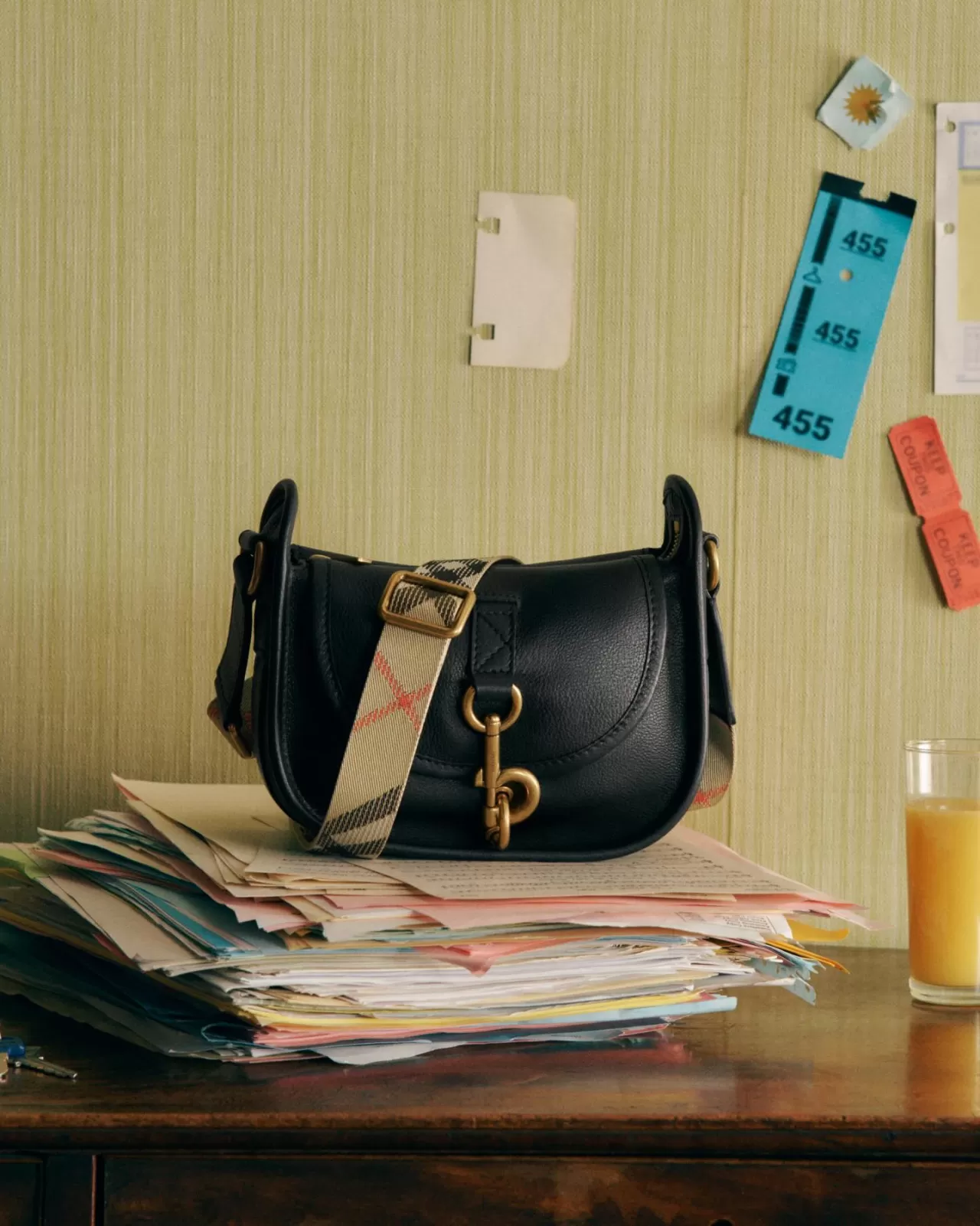 Burberry, Yeni B Clip Messenger Çantasını Tanıttı