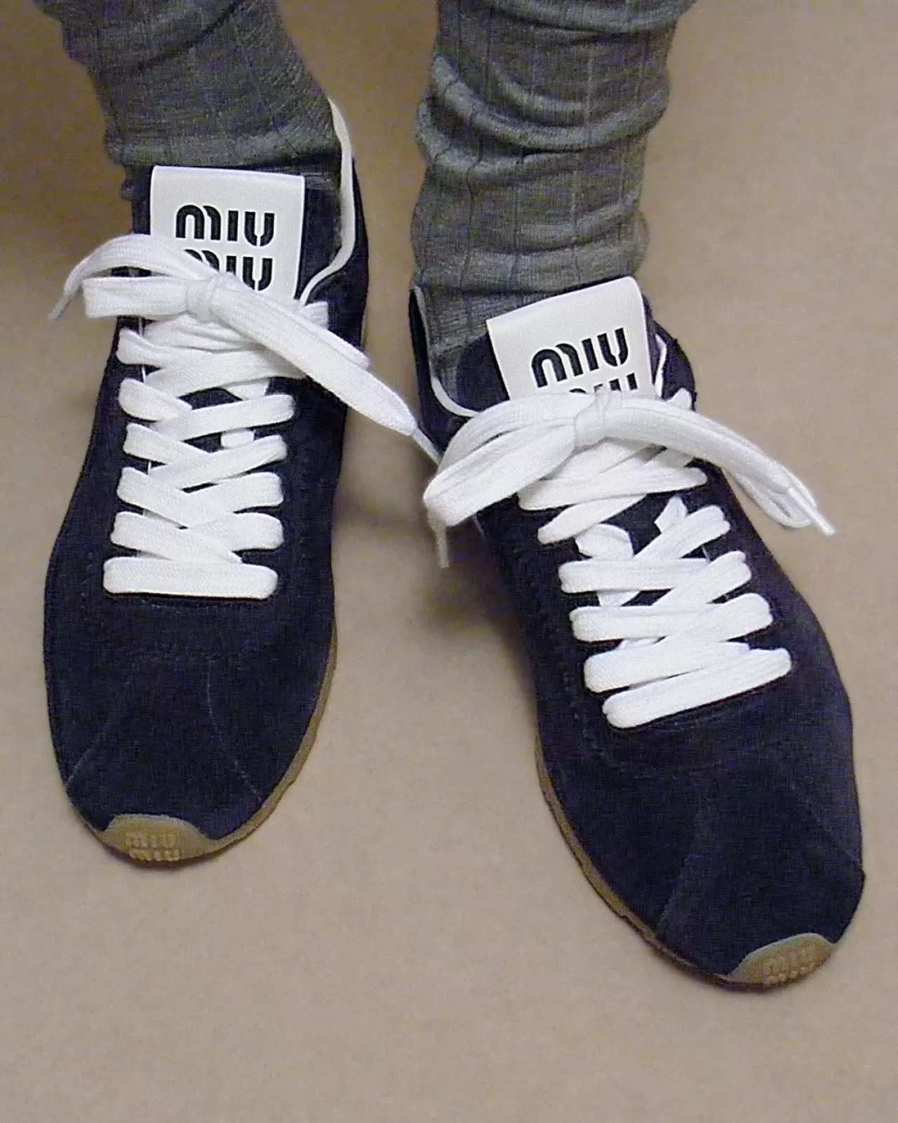 Miu Miu, Yeni Süet 'Plume' Spor Ayakkabısını Tanıttı