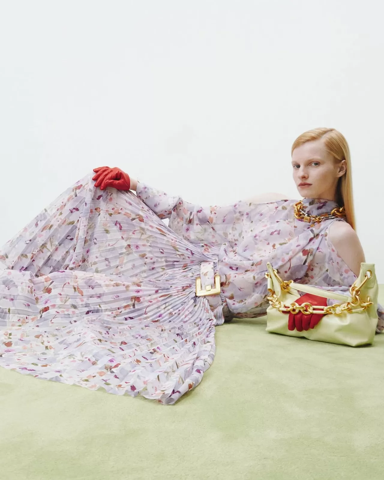 Balmain, 2026 İlkbahar Öncesi Koleksiyonu'nda Akıcı Silüetleri Ön Planda Tutuyor