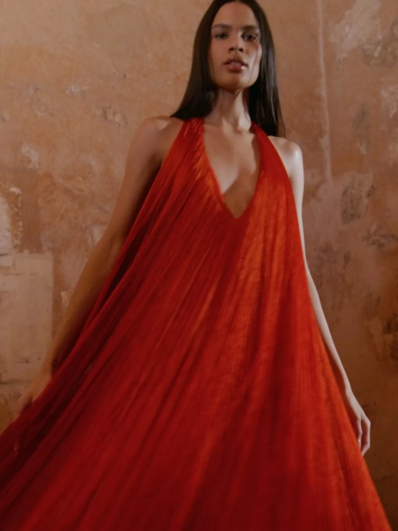 Oscar de la Renta'nın Pre-Fall 2026 Koleksiyonu Modern Akışkanlık ve Canlı Renklerle Tanıtıldı