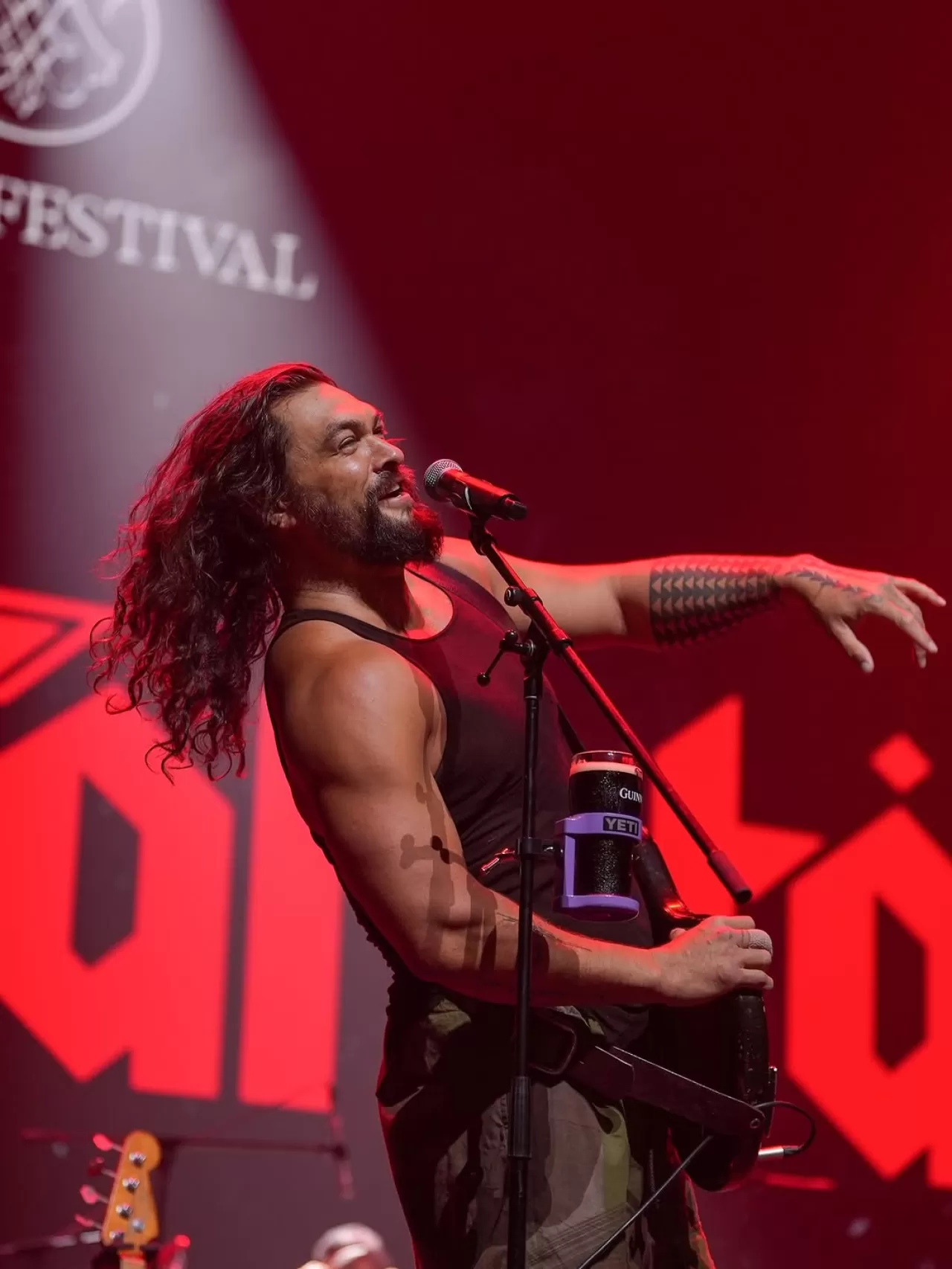 Jason Momoa'nın Dubai'deki Sürpriz Sahne Performansı