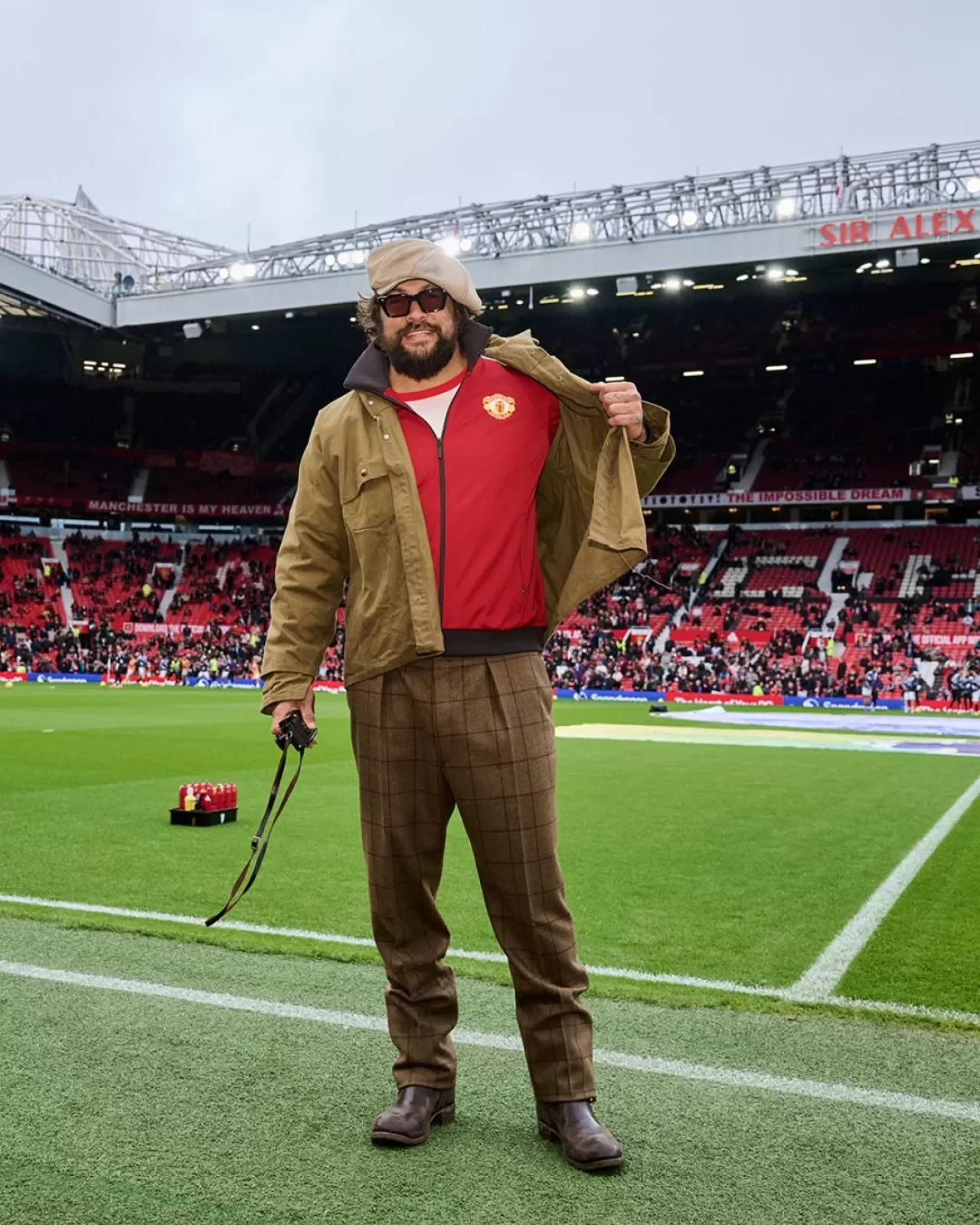 Jason Momoa, Old Trafford'da Film İzlemek İçin Görüldü